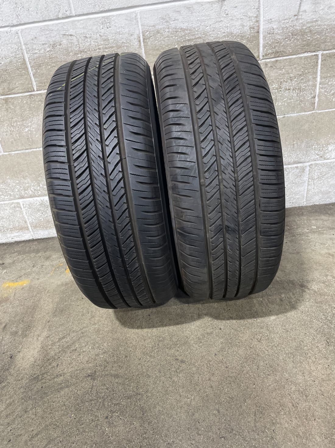 2x P235/50R19 Yokohama YK-GTX ALL SEASON 10/32 99 V Used Tires 2355019