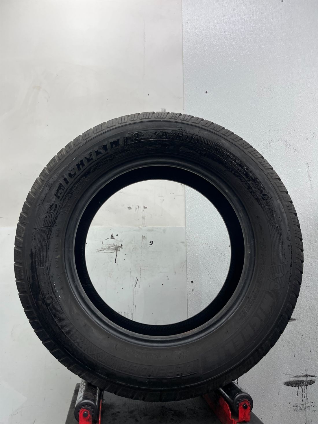 1 Used P235/65R17 Michelin Defender LTX MS 104 T – 10/32