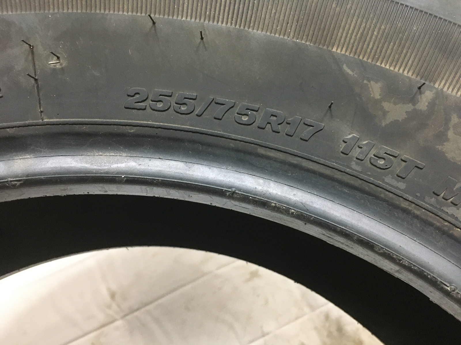 [1] Bridgestone Dueler A/T RH-S P255/75R17 255 75 17 Tire 9.5-9.75/32