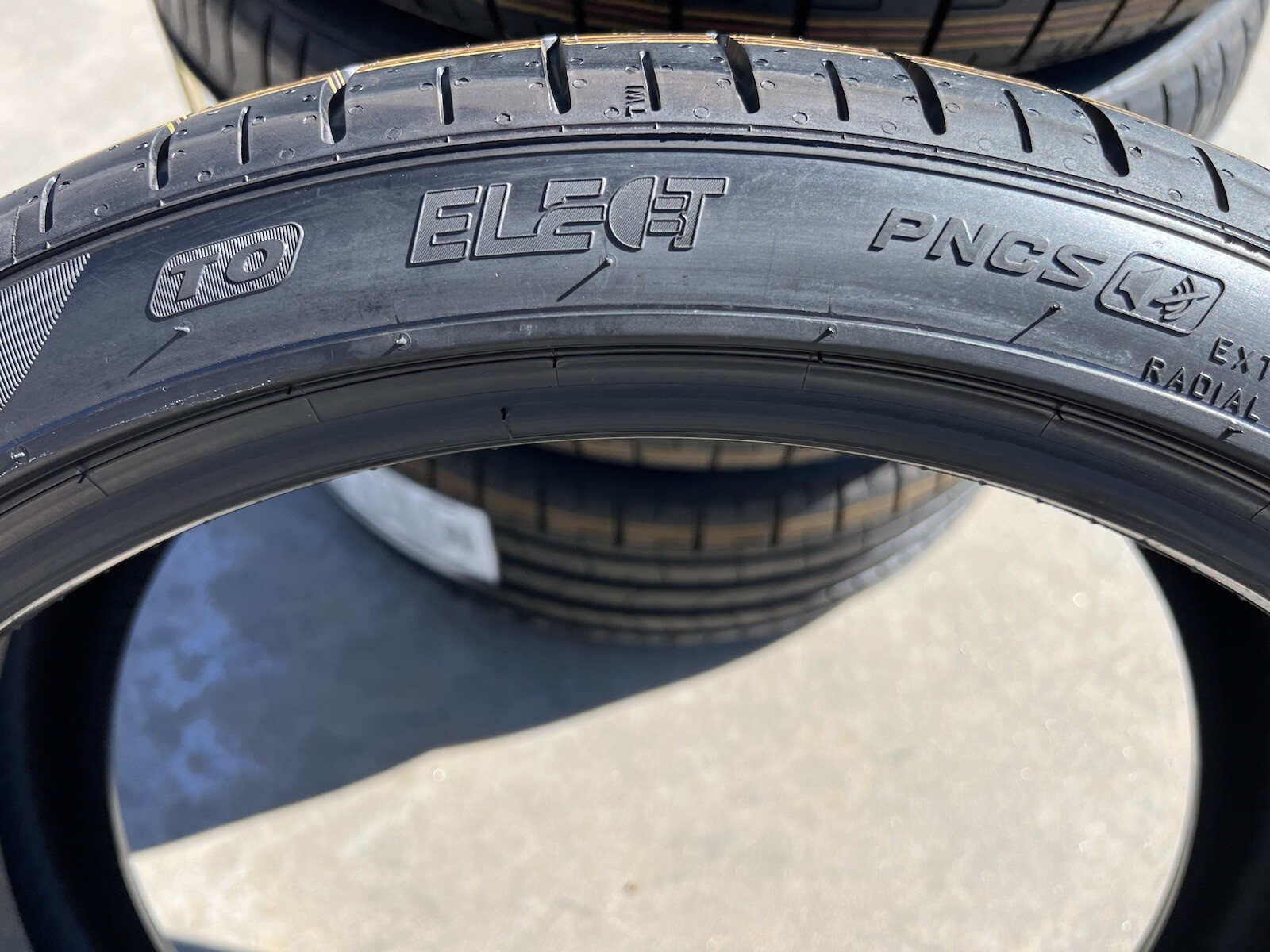 Set of FOUR BRAND NEW Pirelli P Zero PZ4 235/35R20 92Y T0 Tesla ELECT PNCS Tires