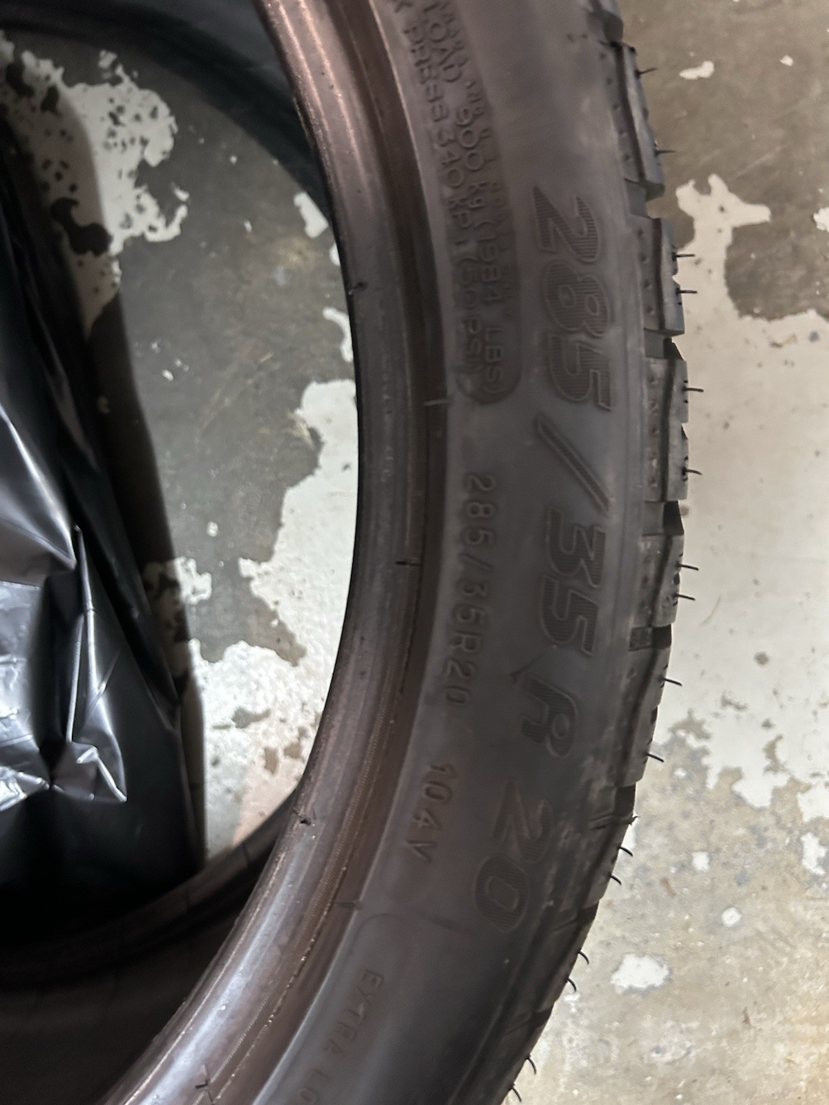 Michelin X-Ice Winter Tires (SUV Spec) (90% tread left) Size: 255/40R20Y 101V