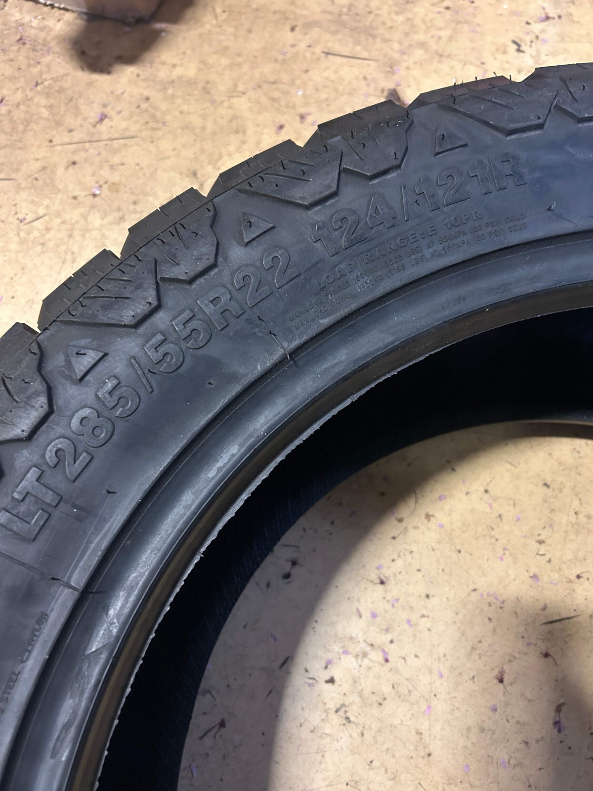 NOS AMP TERRA PRO A/T BSW P LT 285 55 22 124/121R 10PLY TIRE 2855522AMPCA2