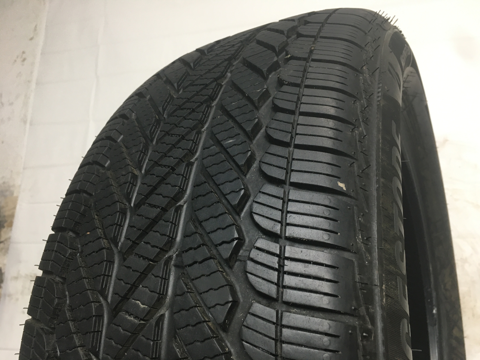 [1] Bridgestone WeatherPeak P245/50R20 245 50 20 Tire 9.5-9.75/32
