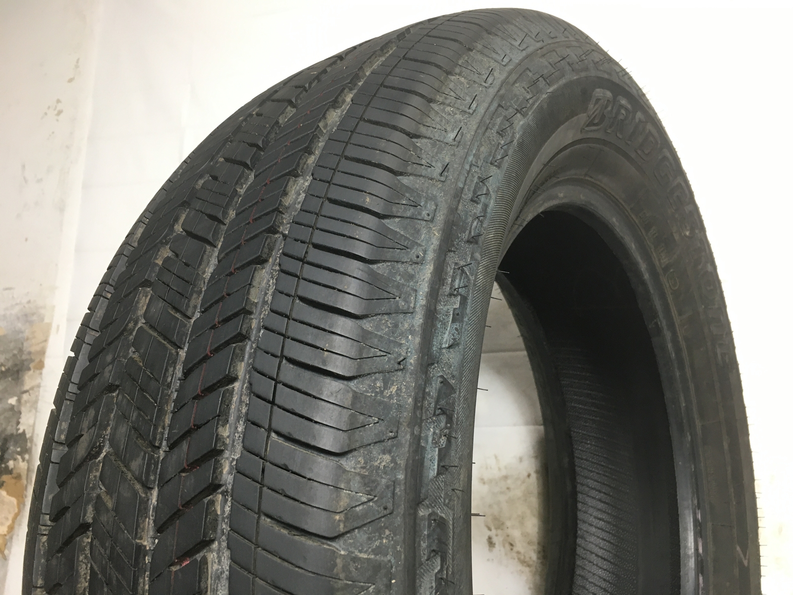 [1] Bridgestone Dueler H/T 685 P265/60R20 265 60 20 Tire 9.5-9.75/32
