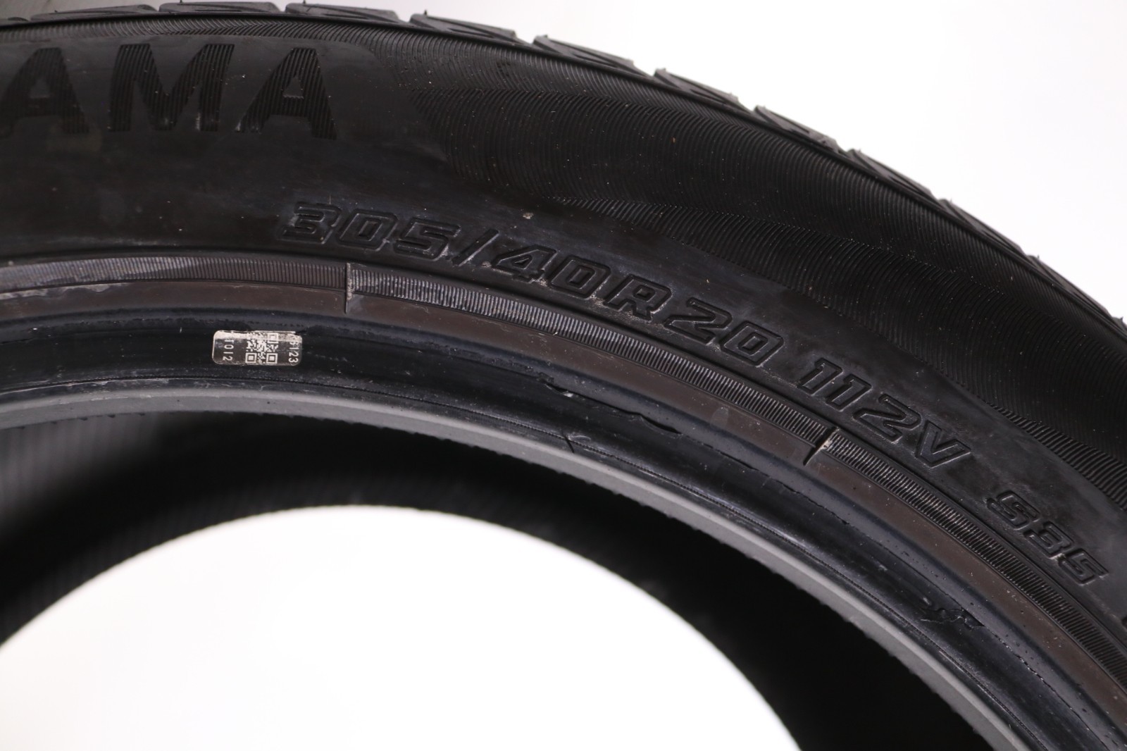 Set of 2 Used 305/40R20 Yokohama Avid GT S35 NO – 112V – 7-7.5/32