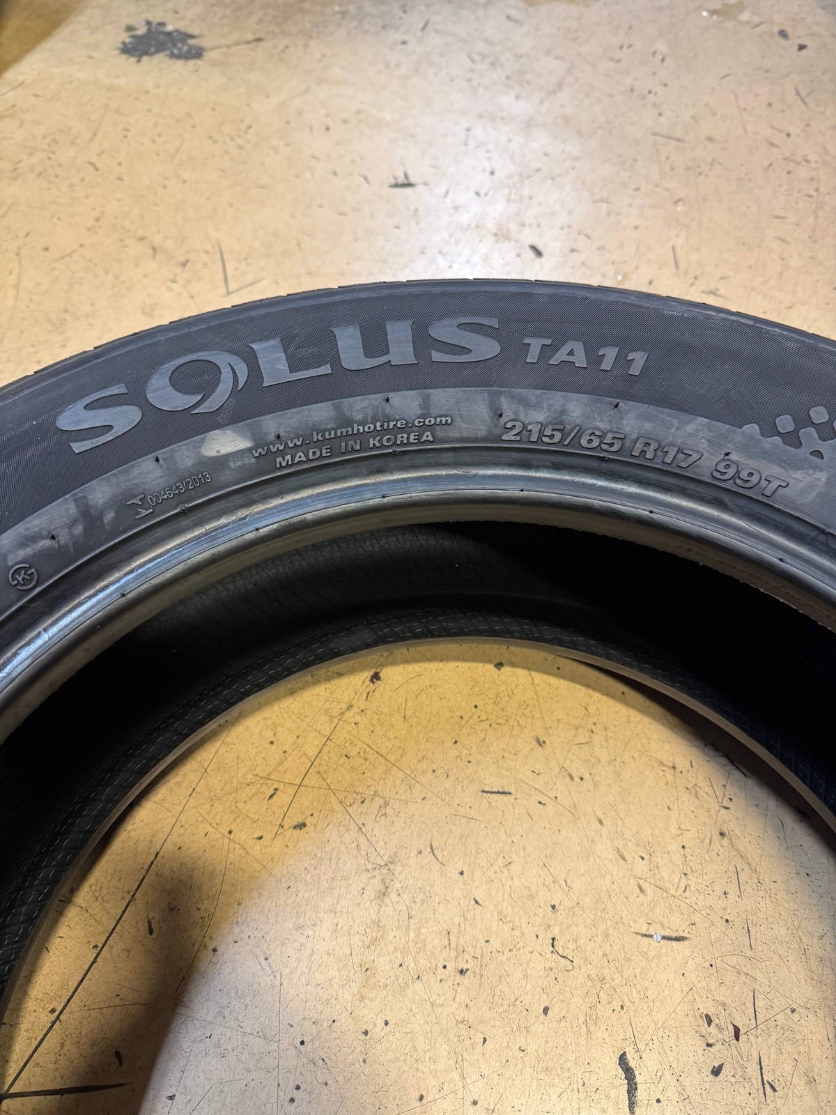 NOS KUMHO SOLUS TA11 BSW P 215 65 17 99T ALLL SEASON TIRE 2182943
