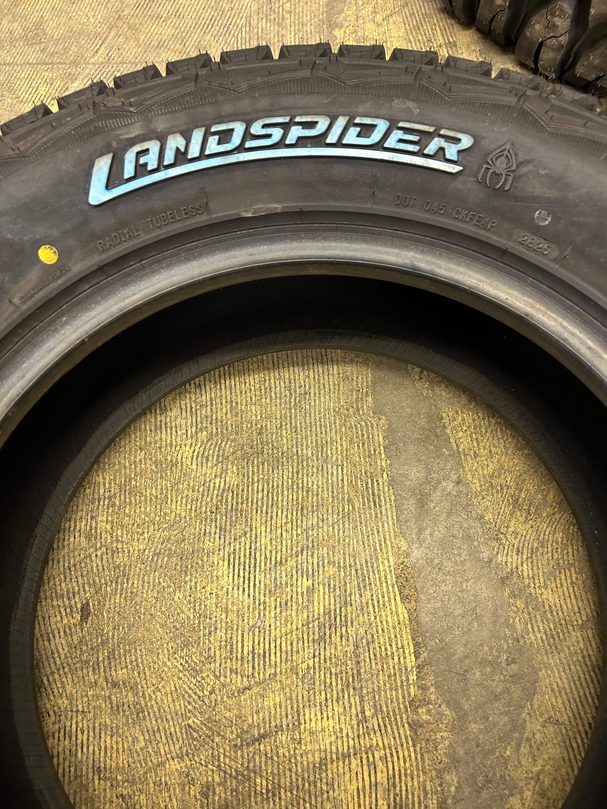 LANDSPIDER WILDTRAXX A/T OWL P 245 70 17 110T ALL TERRAIN TIRE DAT008
