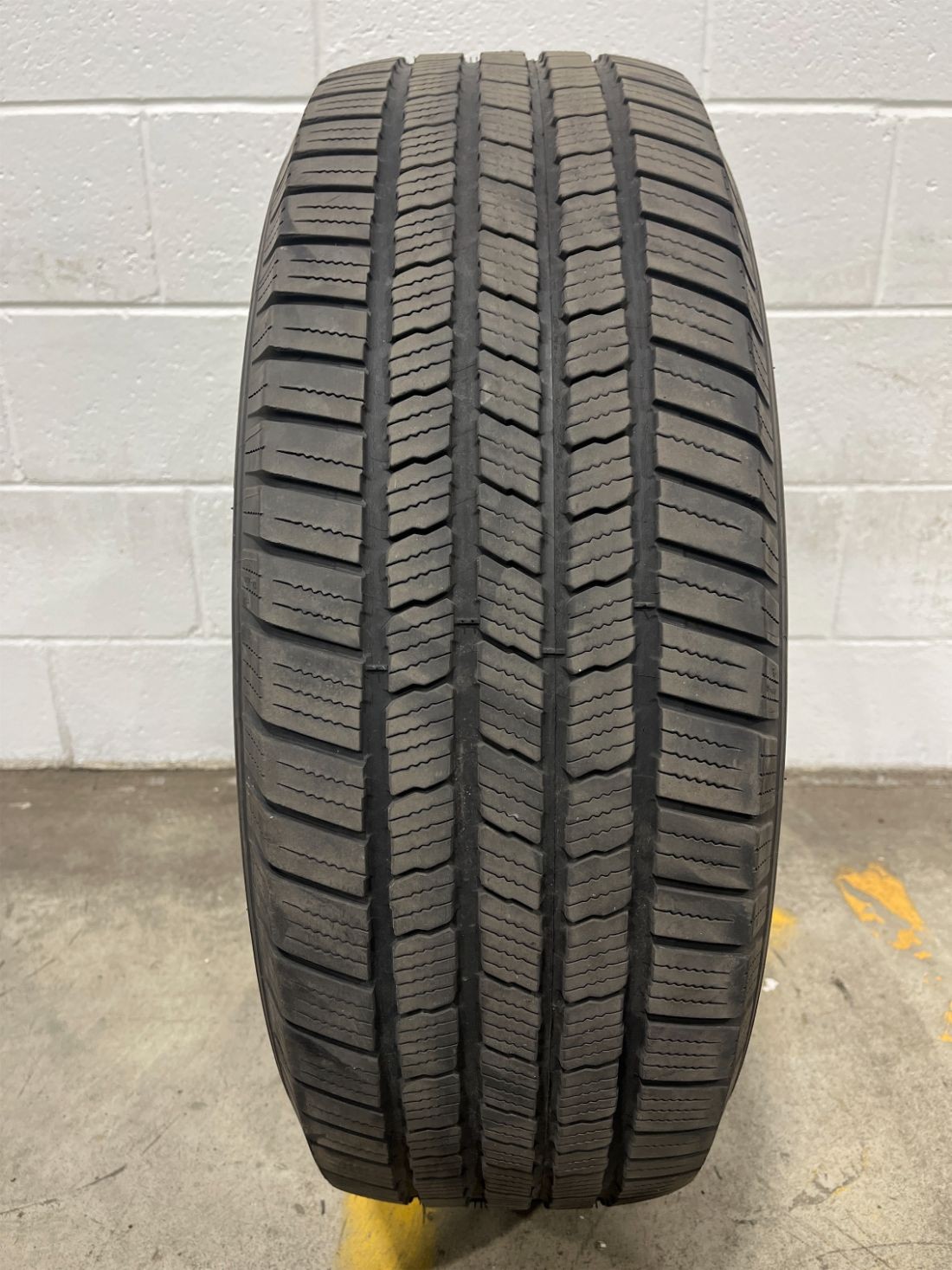 1x P255/65R18 Michelin Defender LTX MS 9/32 111 T Used Tire 2556518