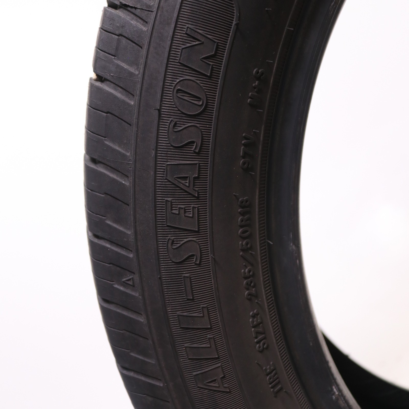 Set of 2 Used 235/50R18 Goodyear Reliant All-season – 97V – 8-8.5/32