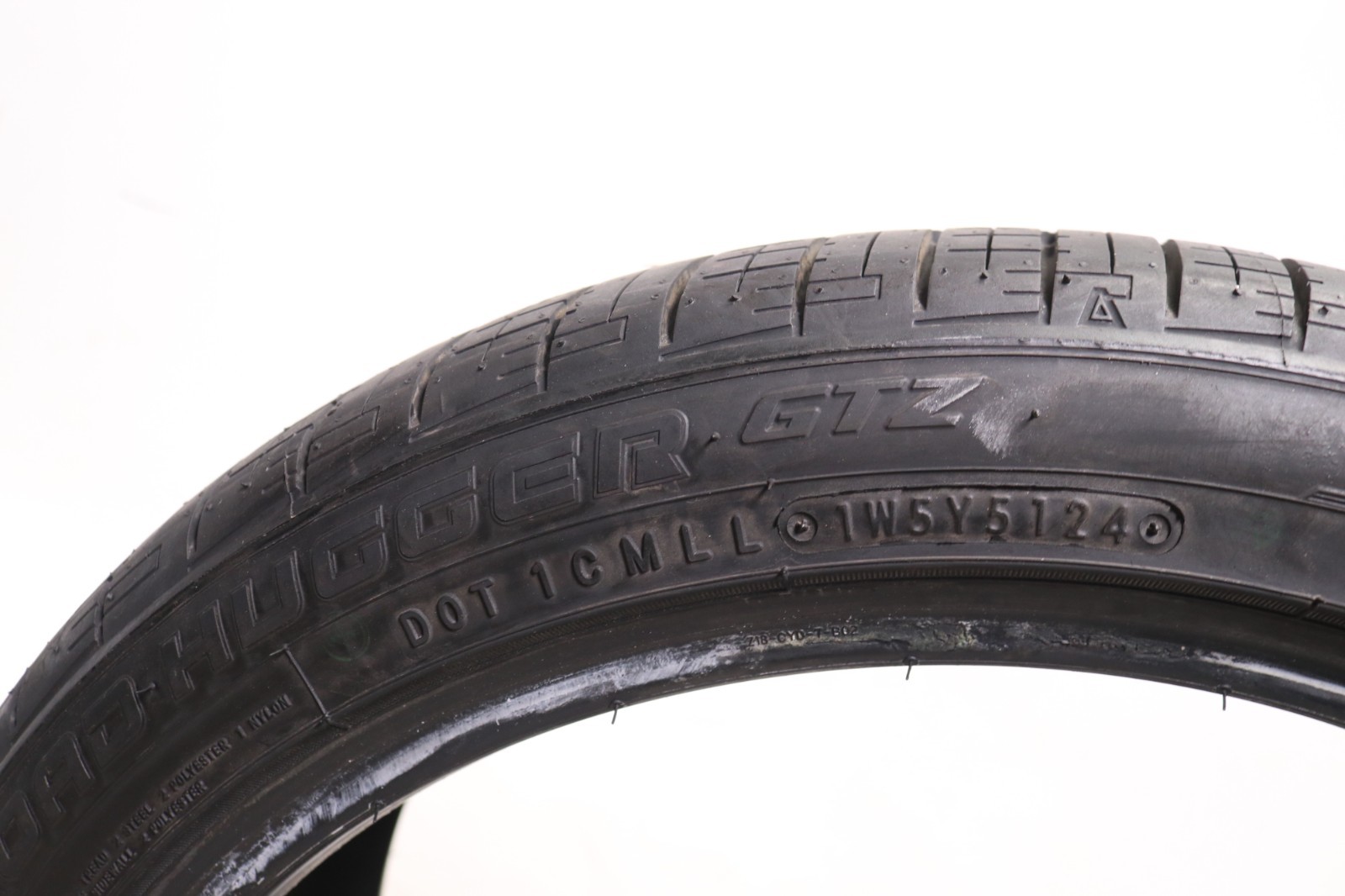 Set of 2 Used 235/40ZR18 Road Hugger GTZ – 95W – 9-10/32