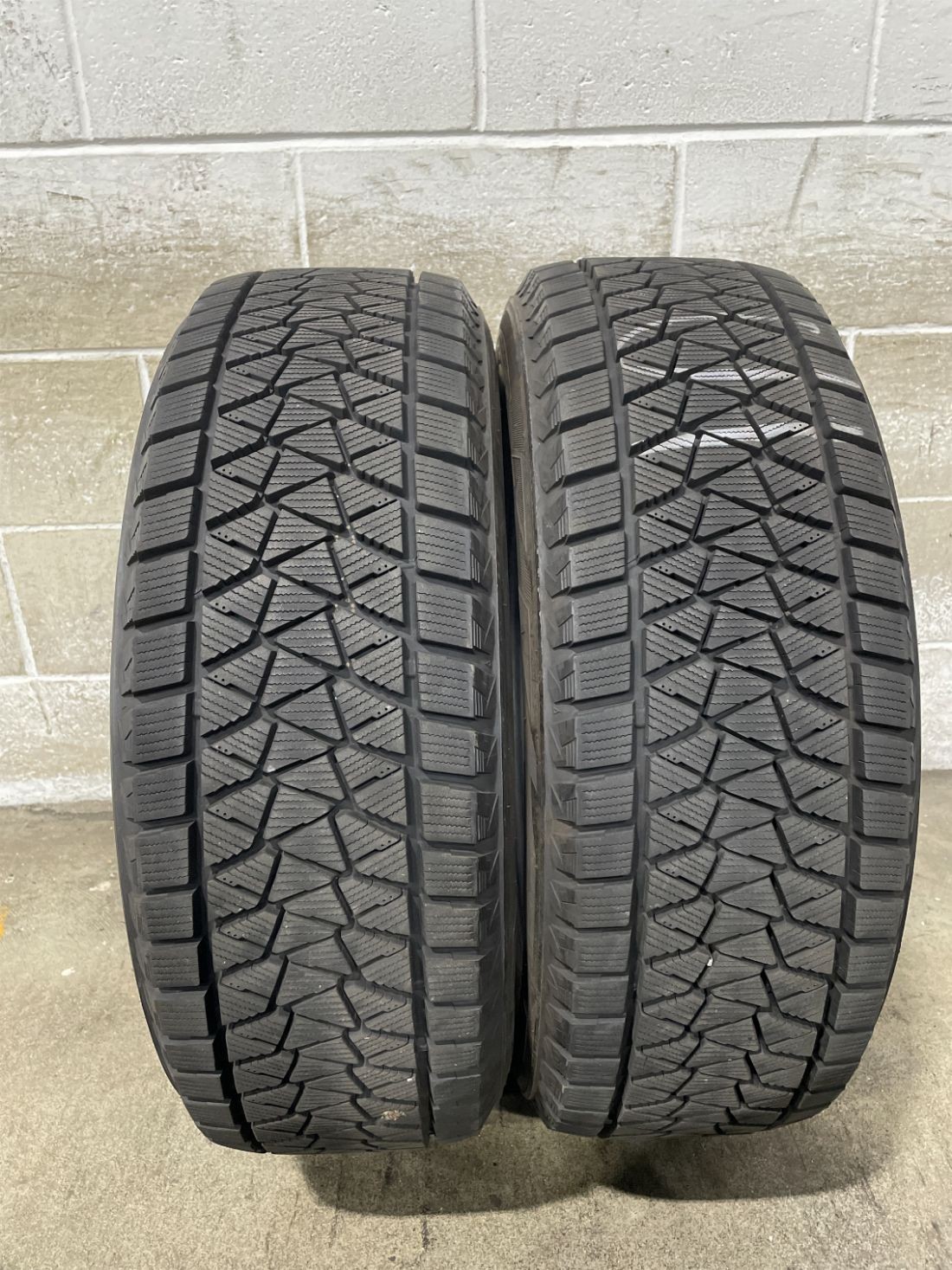 2x P225/60R18 Bridgestone Blizzak DM-V2 11/32 100 S Used Tires 2256018