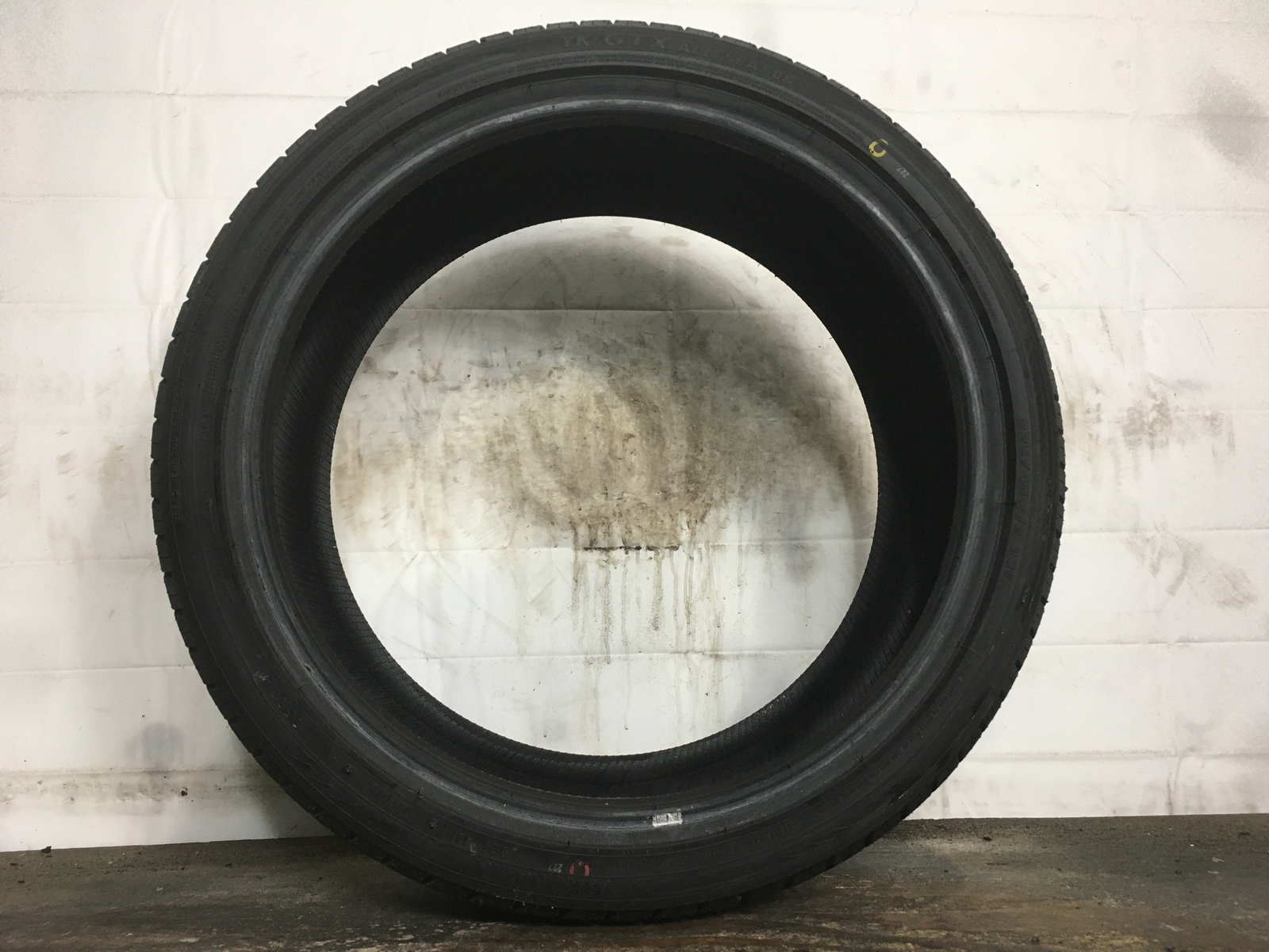[1] Yokohama YK-GTX All Season P225/40R19 225 40 19 Tire – Driven Once