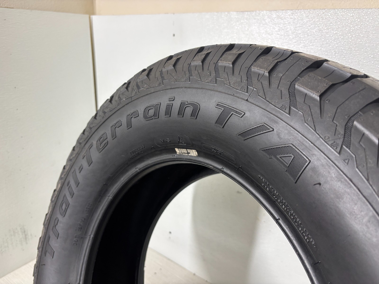 1 Tire 275 65 18 Bfgoodrich Trail Terrain T/A (12.00/32 Tread Left) 116T