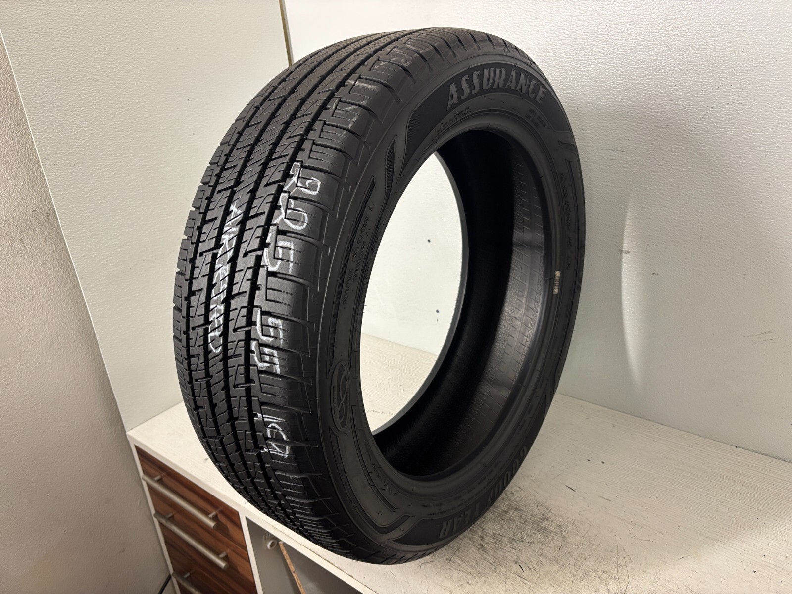 1 Tire 225 55 19 Goodyear Assurance Maxlife (11.00/32 Tread Left) 99V