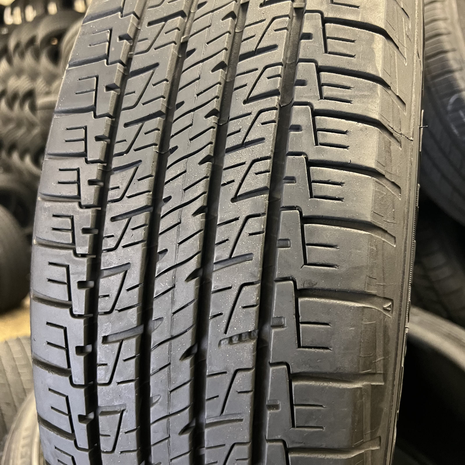 1 Tire LikeNEW Goodyear Assurance MaxLife 225/60R18 100H DOT.0423 No Patch