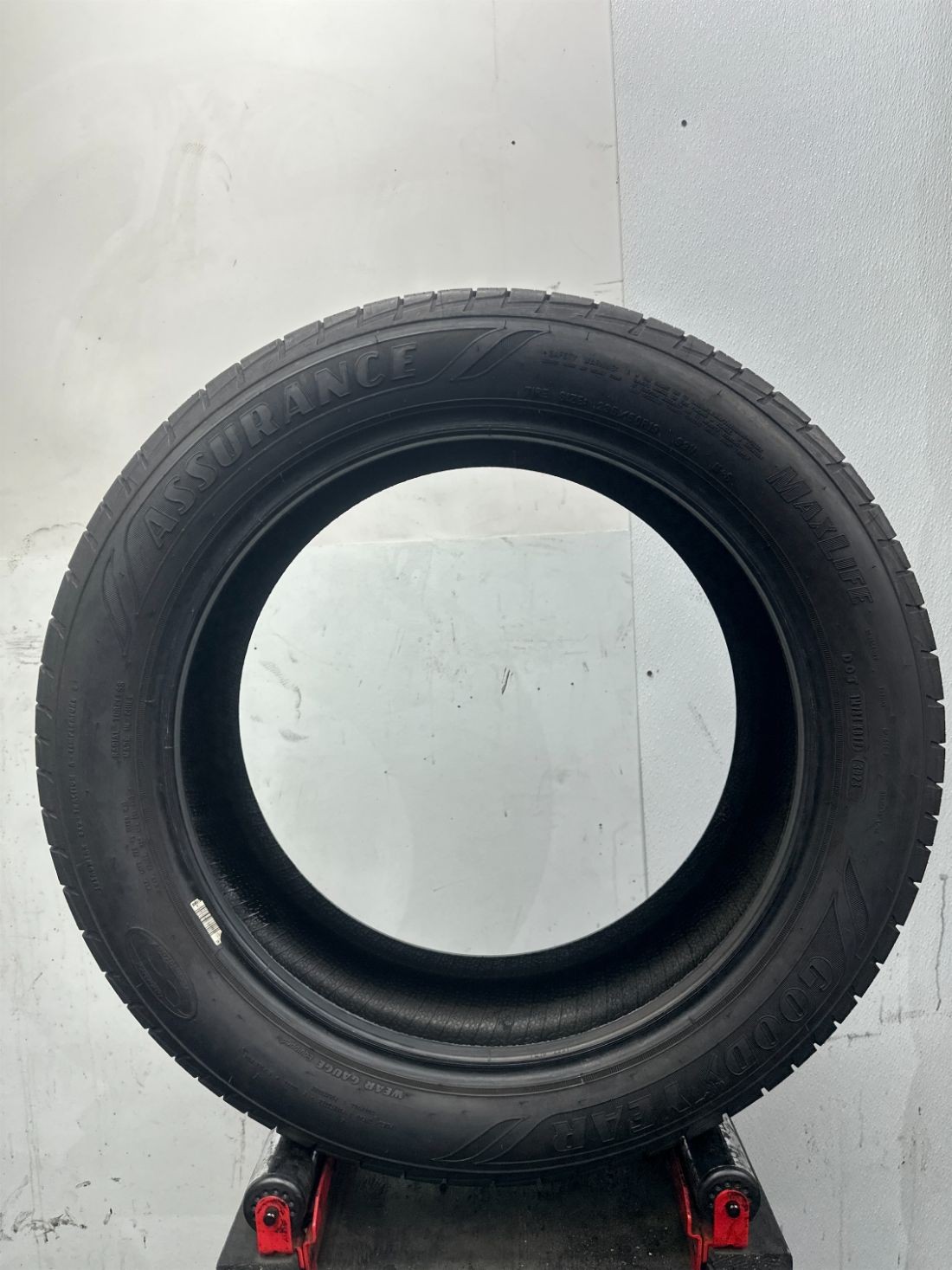 1 Used P235/50R19 Goodyear Assurance MaxLife 99 V – 11/32