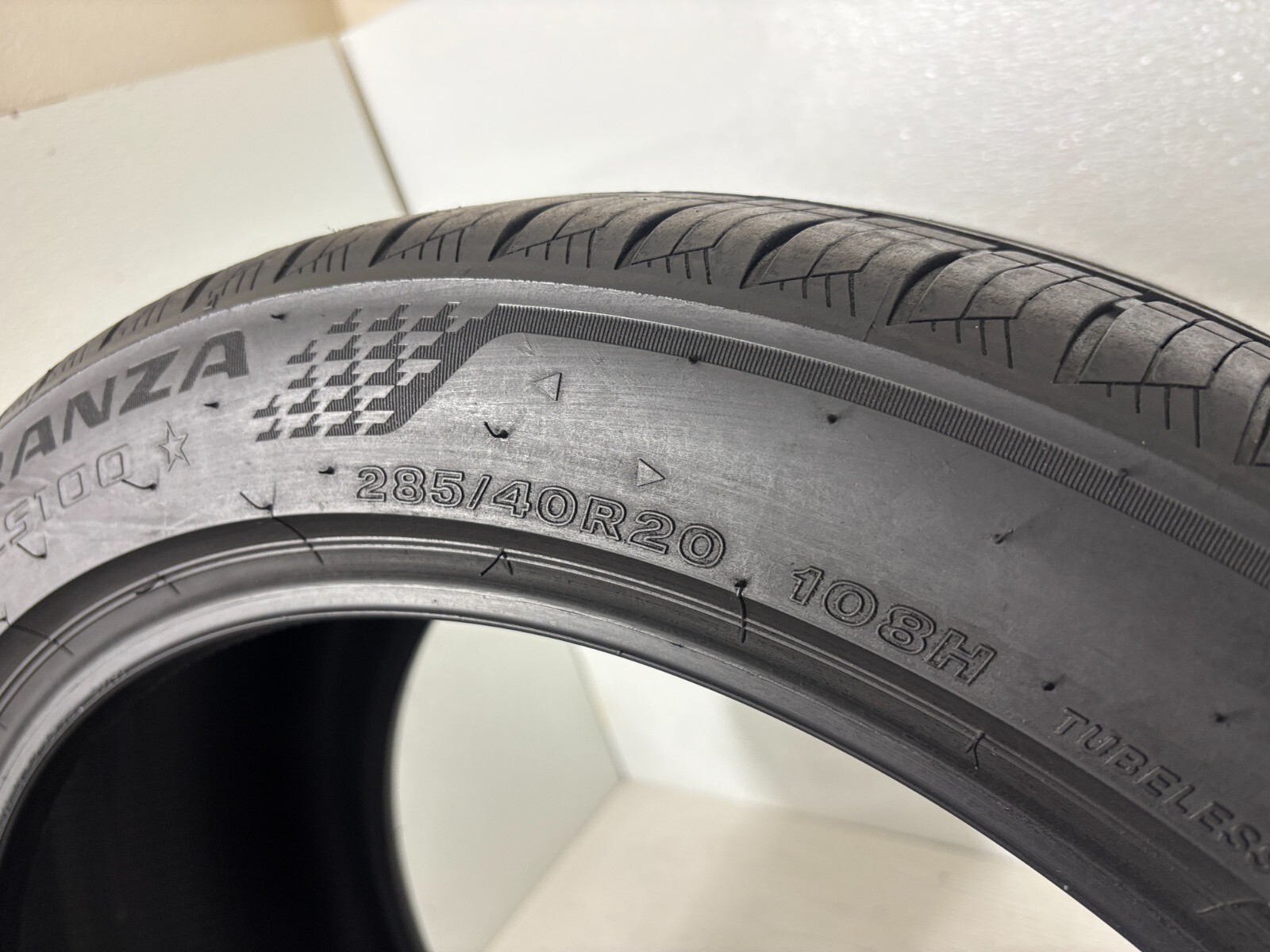1 Tire 285 40 20 Bridgestone Turanza LS100 (5.50/32 = 61% Tread Left)