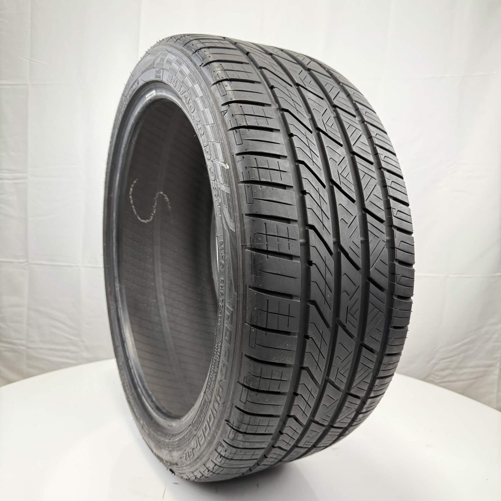 Used 245/40ZR19 Road Hugger GTZ 98W 7.5/32 (DOT 24)