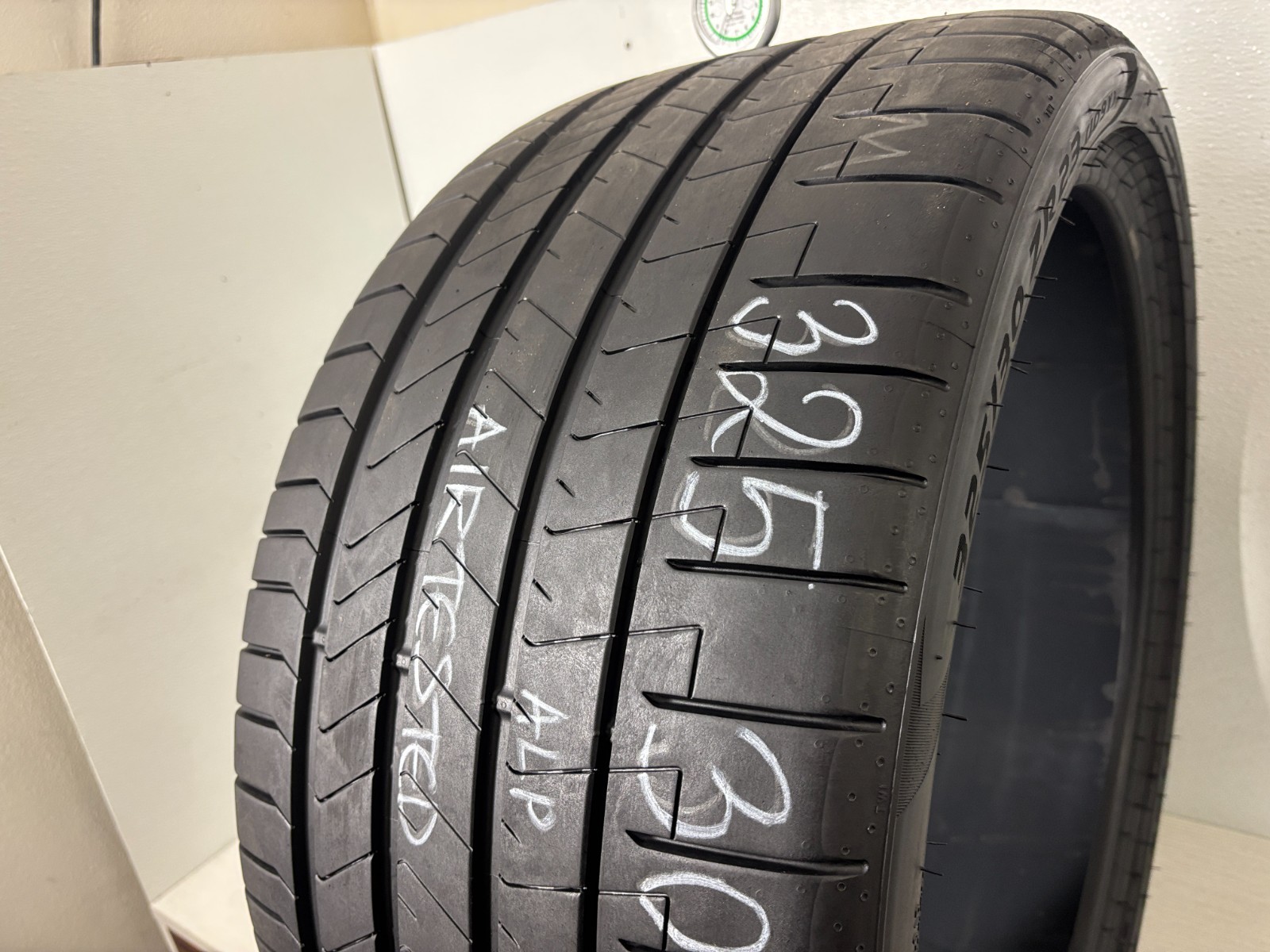 1 Tire 325 30 23 Pirelli P Zero PZ4 ALP (8.20/32 = 90% Tread Left) 109Y