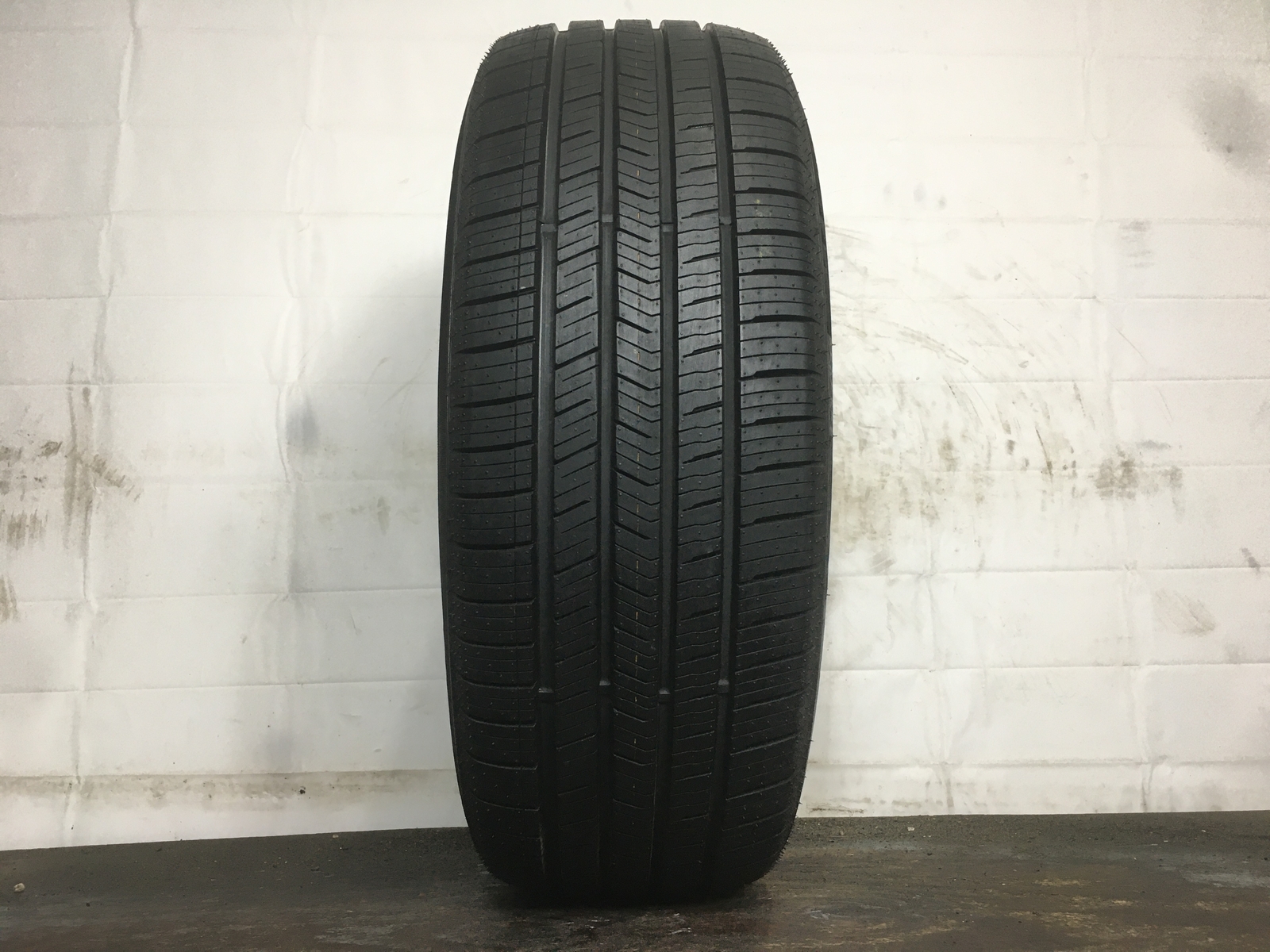 [1] Nexen N5000 Platinum P235/55R19 235 55 19 Tire – Driven Once