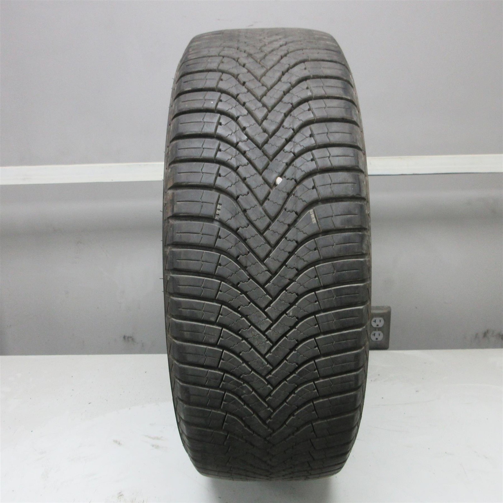 205/55R17 Goodyear Assurance WeatherReady 2 95V Used Tire (8/32nd) (QTY 1)