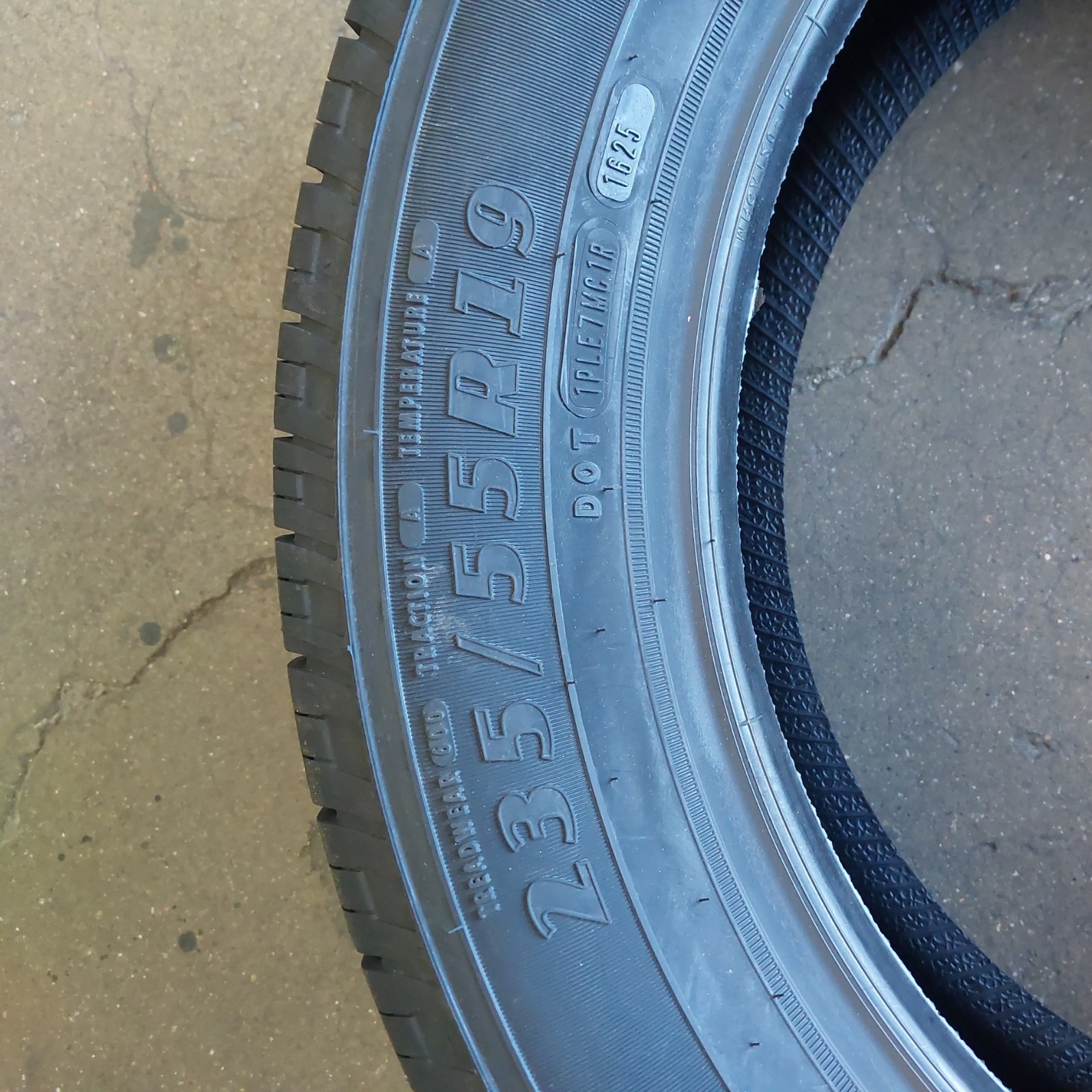 Goodyear Reliant All-Season 235/55R19 101V All-Season Tire DOT 1625