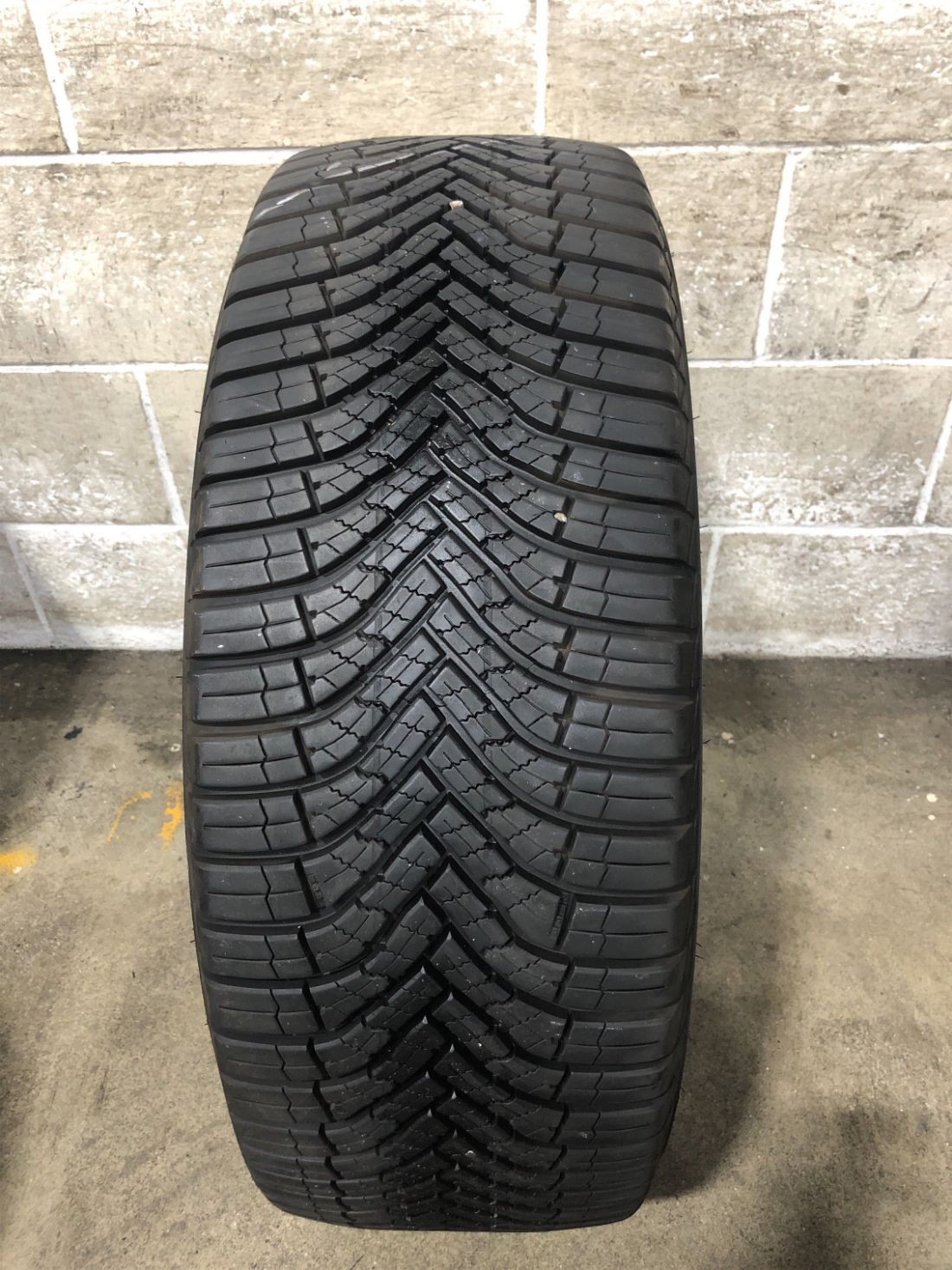1x P225/55R19 Goodyear Assurance Weather Ready 2 9/32 103 V Used Tire 2255519