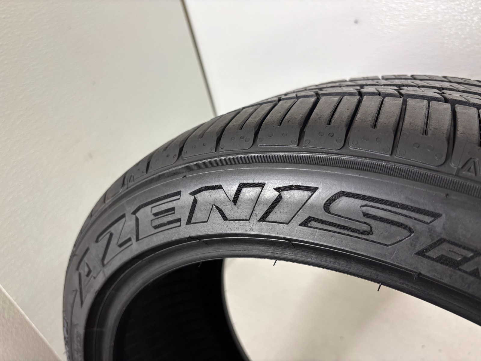 1 Tire 255 40 19 Falken Azenis FK460 A/S (80% Tread Left) NO REPAIRS 100Y
