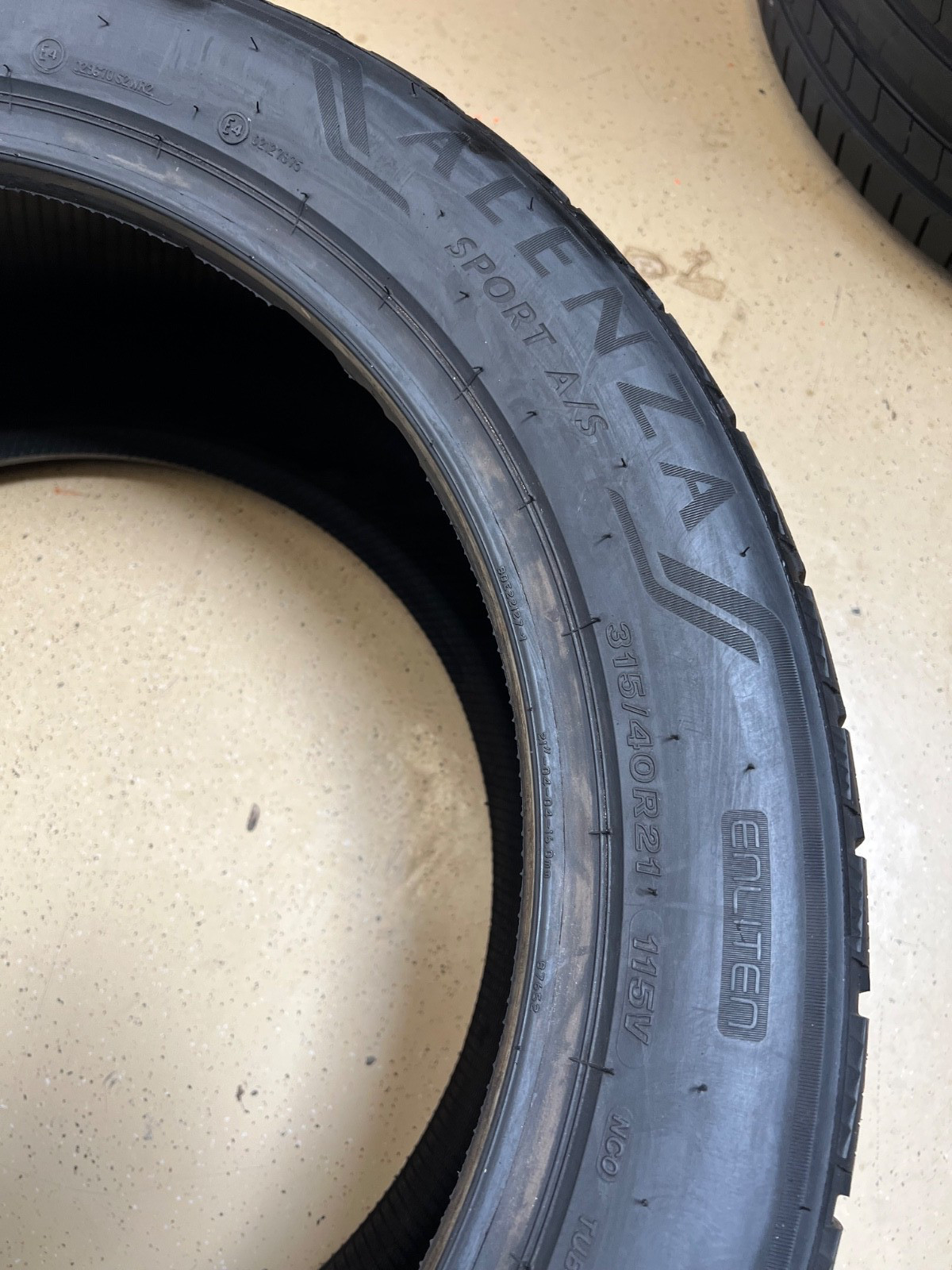 2 – TAKEOFF 315/40R21 XL (115V) Bridgestone Alenza Sport AS Enliten (NC0) – 7104