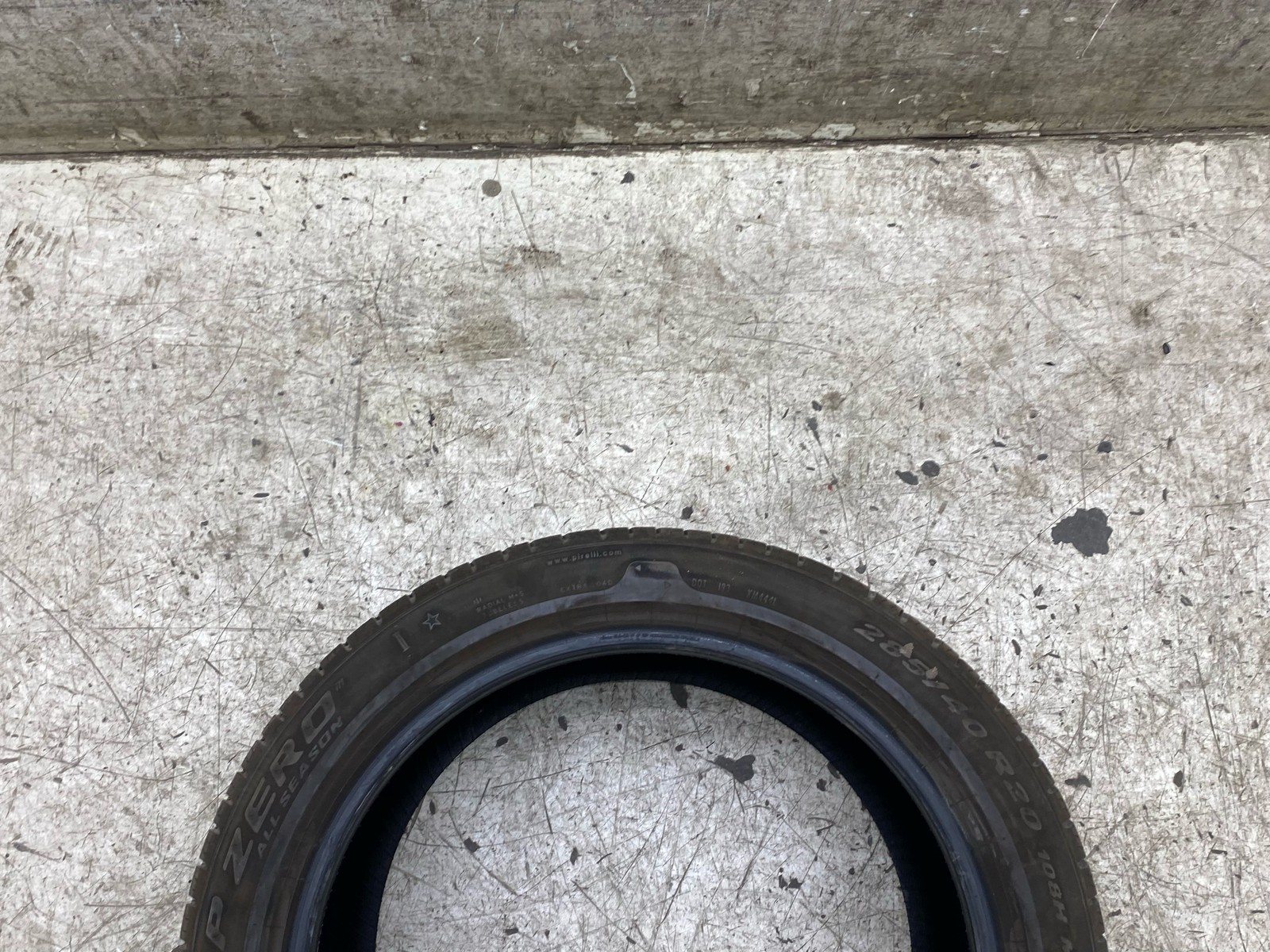 Pirelli P Zero All Season 285/40R20 TIre 8/32nds Tread Depth Datecode 2724