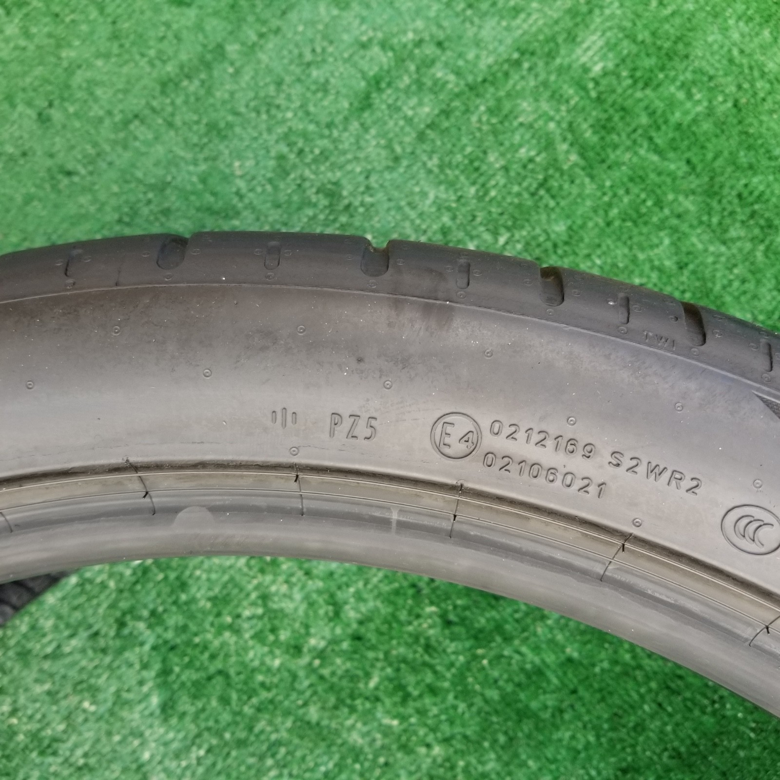 285/35R23 Pirelli P Zero PZ5 Elect Tire L1 Lamborghini Urus SE 285/35ZR23 100%