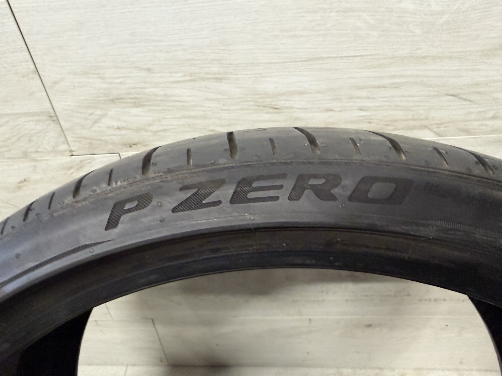 (1) PIRELLI PZERO PZ4 PNCS 285/30/22 TIRE 8/32NDS NO PACTHES 02/21 DOT DATE