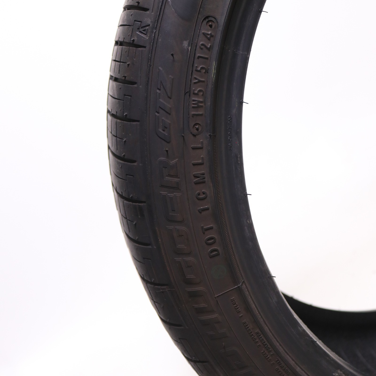 Set of 2 Used 235/40ZR18 Road Hugger GTZ – 95W – 9-10/32