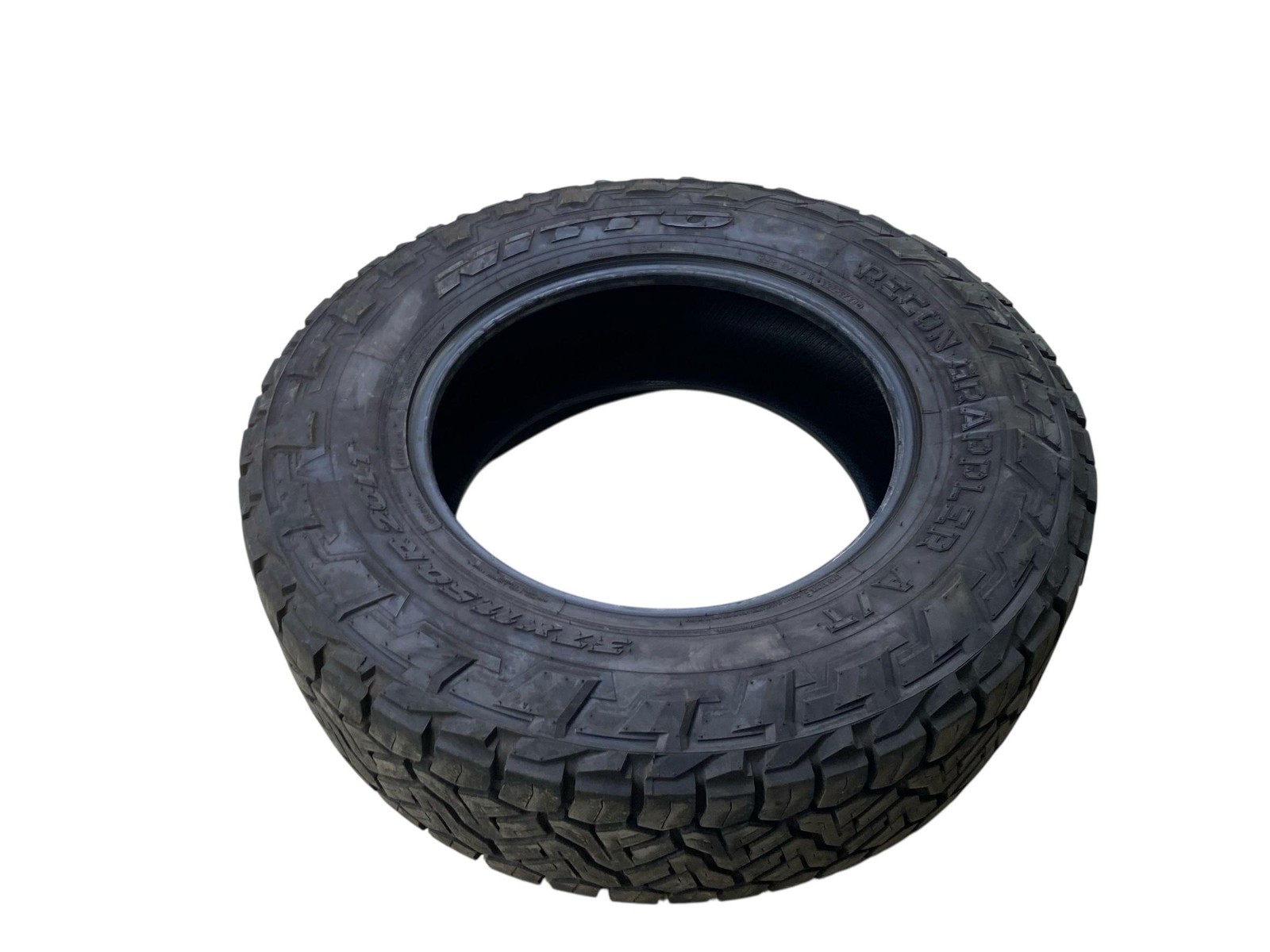 (A) NITTO RECON GRAPPLER 37×11.50R20 TIRE 11/32NDS TREAD DEPTH DATE CODE 2724