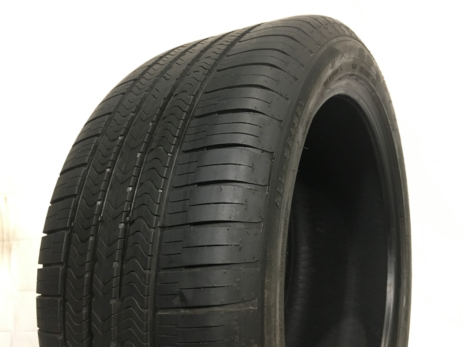 [1] Goodyear Eagle Sport A/S ROF Run Flat MOE 285 40 20 Tire 8.5-9.5/32