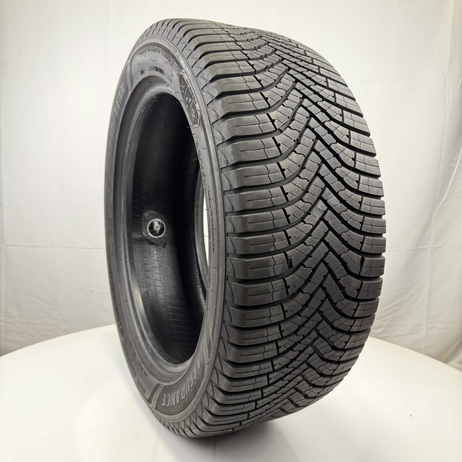 Used 245/50R19 Goodyear Assurance WeatherReady 2 105W 8.5/32 (DOT 24)