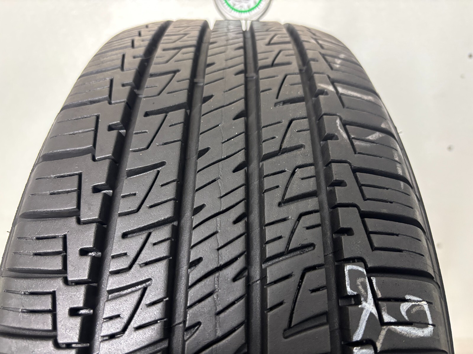 1 Tire 225 55 19 Goodyear Assurance Maxlife (11.00/32 Tread Left) 99V