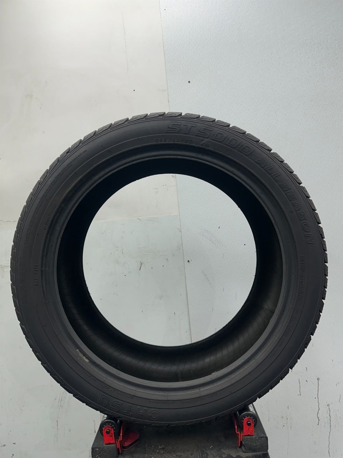 1 Used P305/40R22 Ohtsu ST 5000 All Season 114 H – 10/32