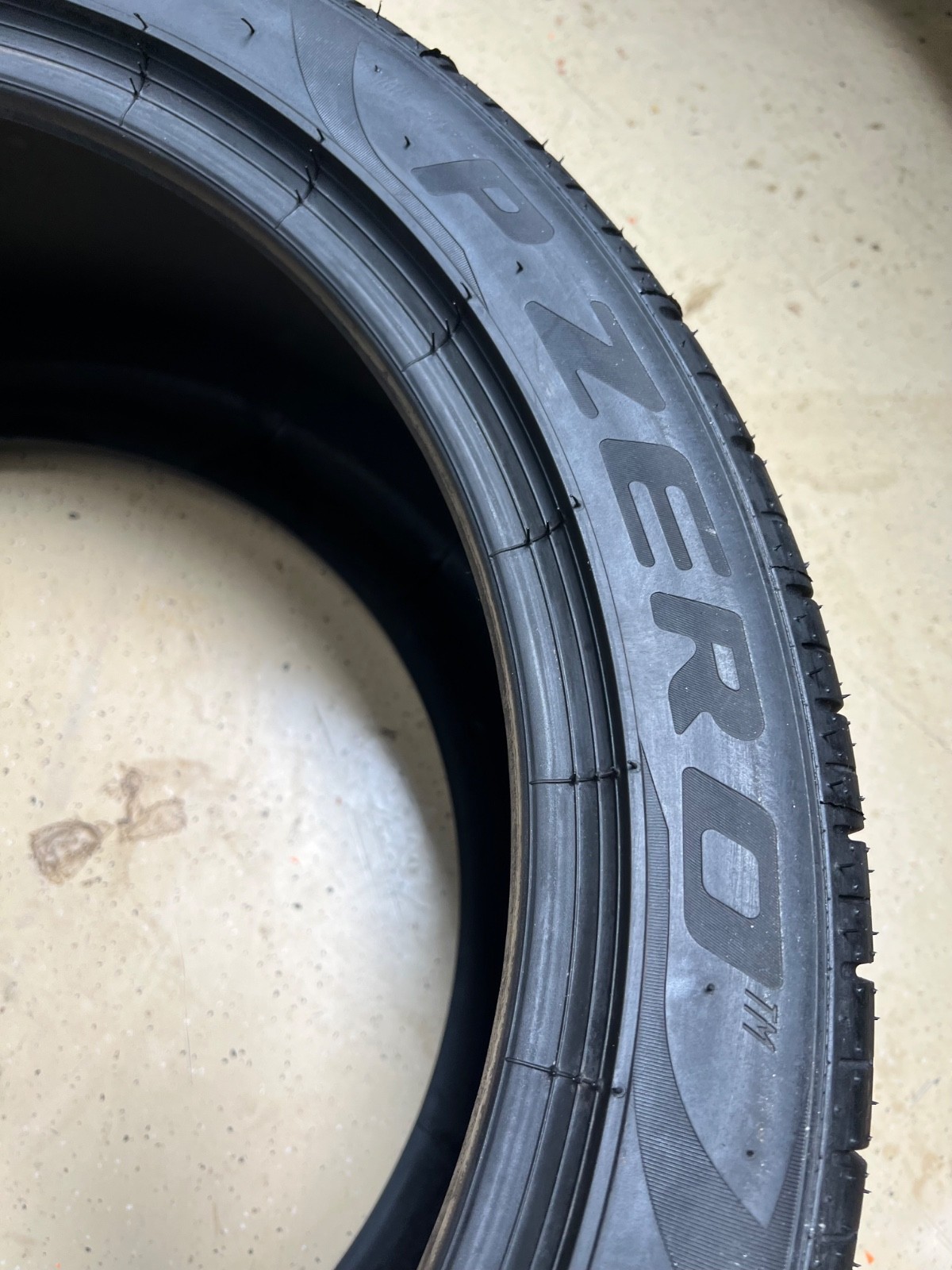1 – TAKEOFF 305/35ZR20 XL (107Y) Pirelli P Zero PZ4 – 7047 NO REPAIRS
