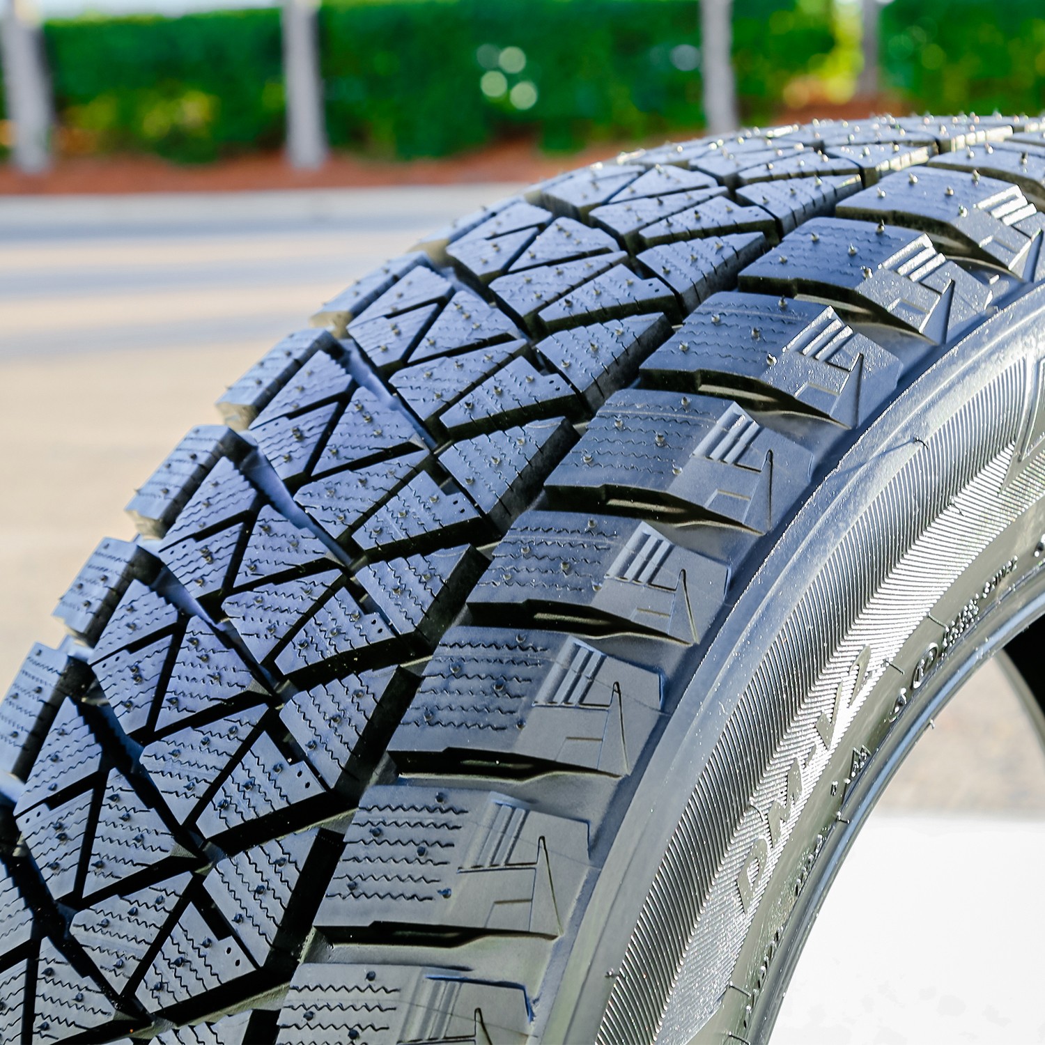 4 Tires Bridgestone Blizzak DM-V2 265/70R16 112R (Studless) Winter TakeOff