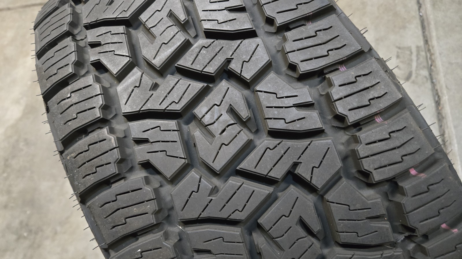 Used Single 265/60R18 Toyo Open Country A/T III 13/32″ M&S Light Truck tire