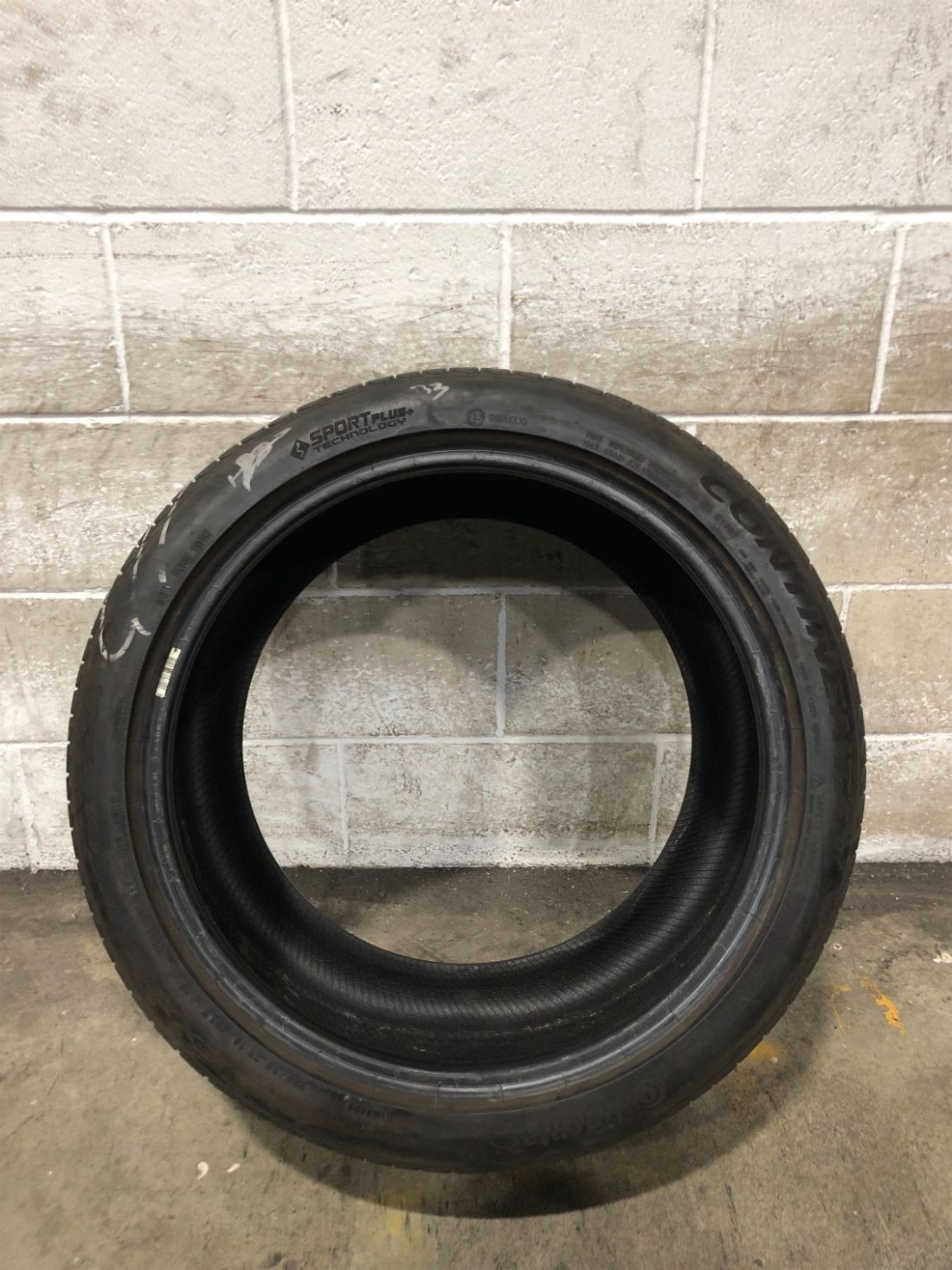 1x P325/30R19 Continental ExtremeContact Sport 8/32 101 Y Used Tire 3253019