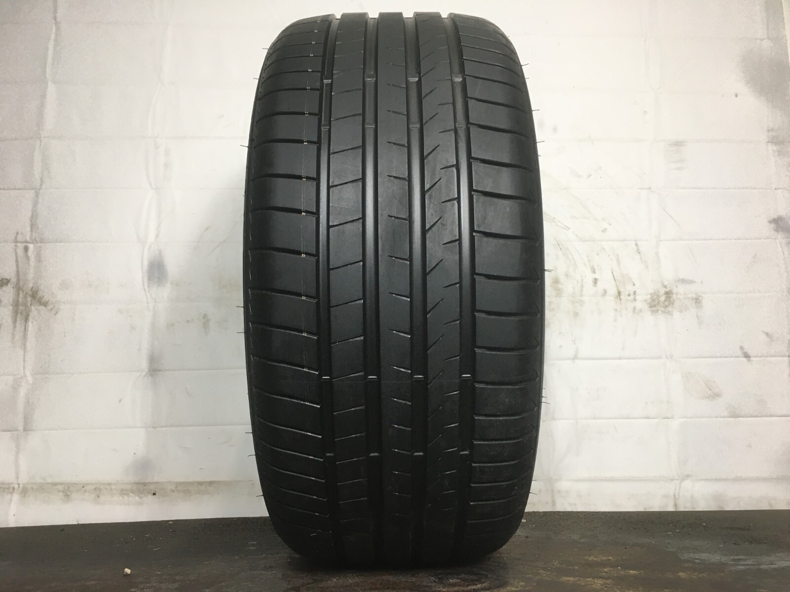 [1] Bridgestone Alenza 001 P285/40R21 285 40 21 Tire – Driven Once