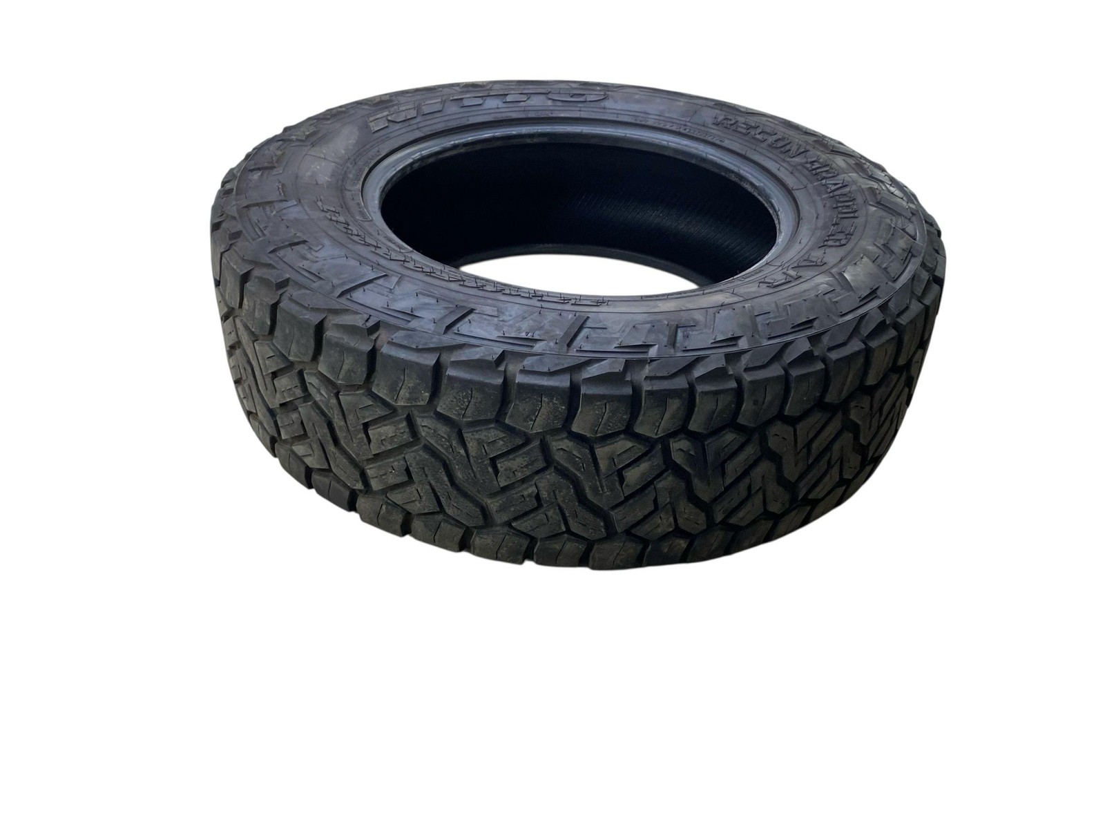 (A) NITTO RECON GRAPPLER 37×11.50R20 TIRE 11/32NDS TREAD DEPTH DATE CODE 2724