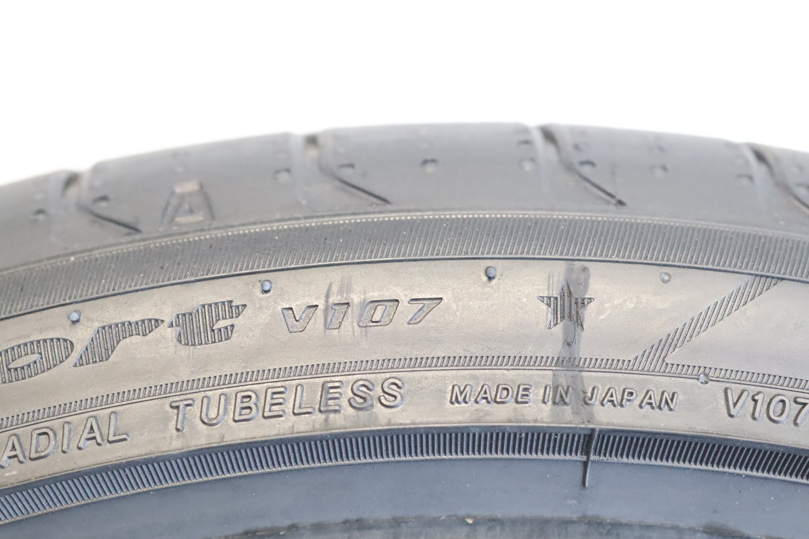 285/30ZR20 Yokohama Advan Sport V107 BMW 99Y DOT 1625 J39
