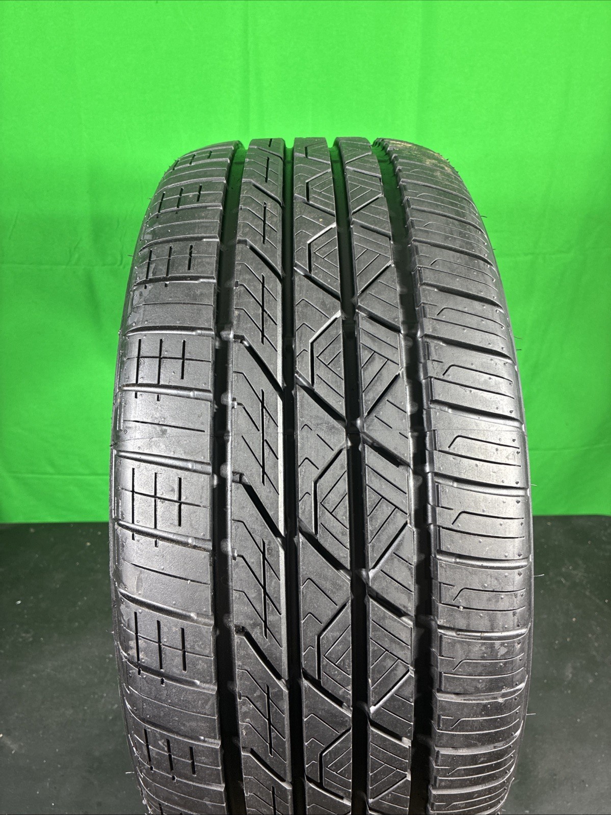 Single,Used-245/45R18 Road Hugger GTZ 100W 9/32 DOT 5025