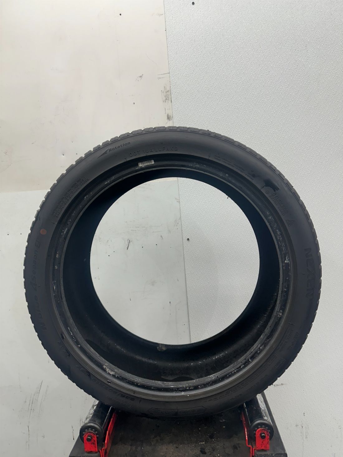 1 Used P235/40R18 Nexen N blue 4 season 2 95 Y – 10/32