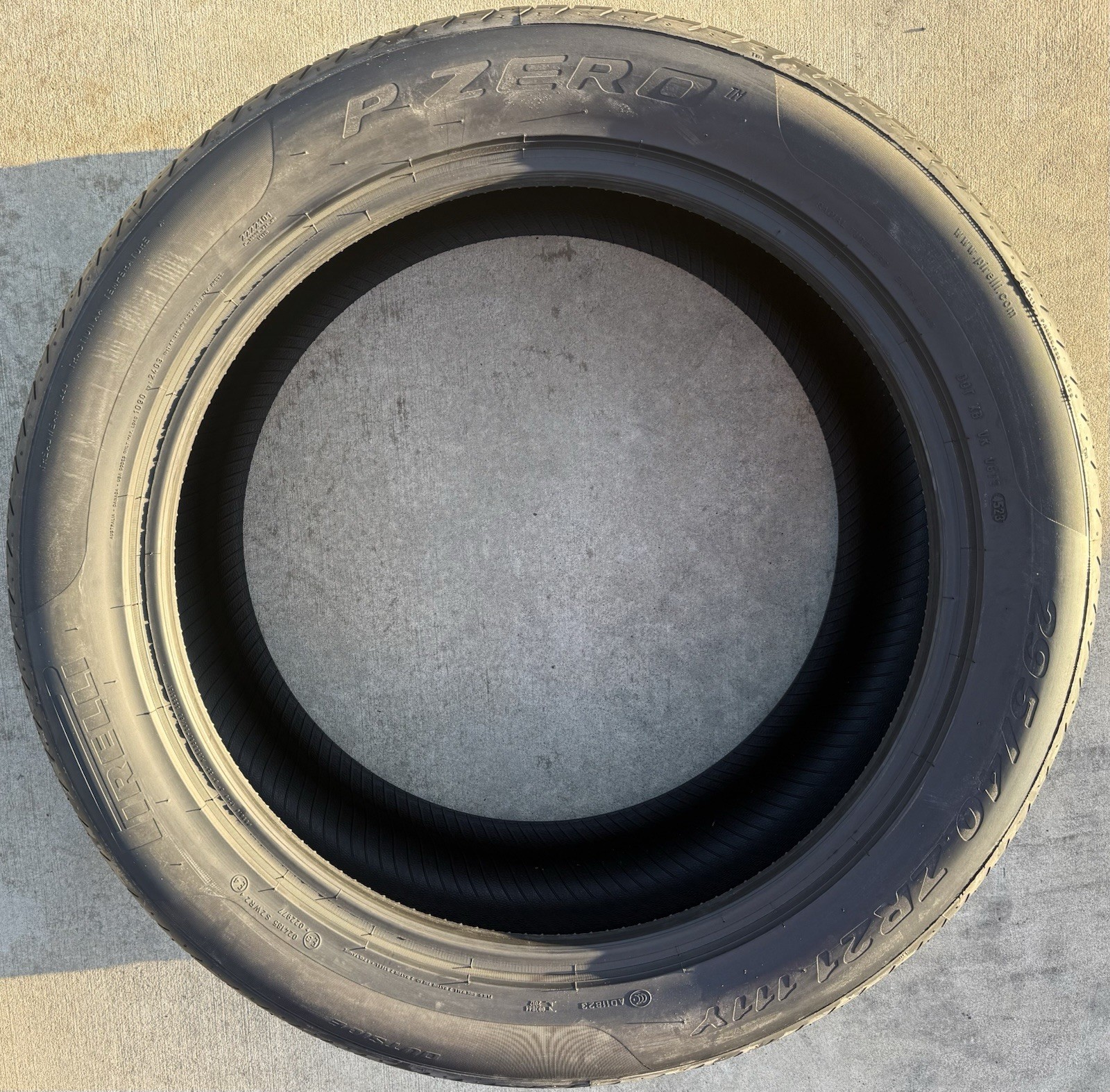 Set of TWO BRAND NEW 295/40ZR21 111Y Pirelli P Zero Tires 2954021
