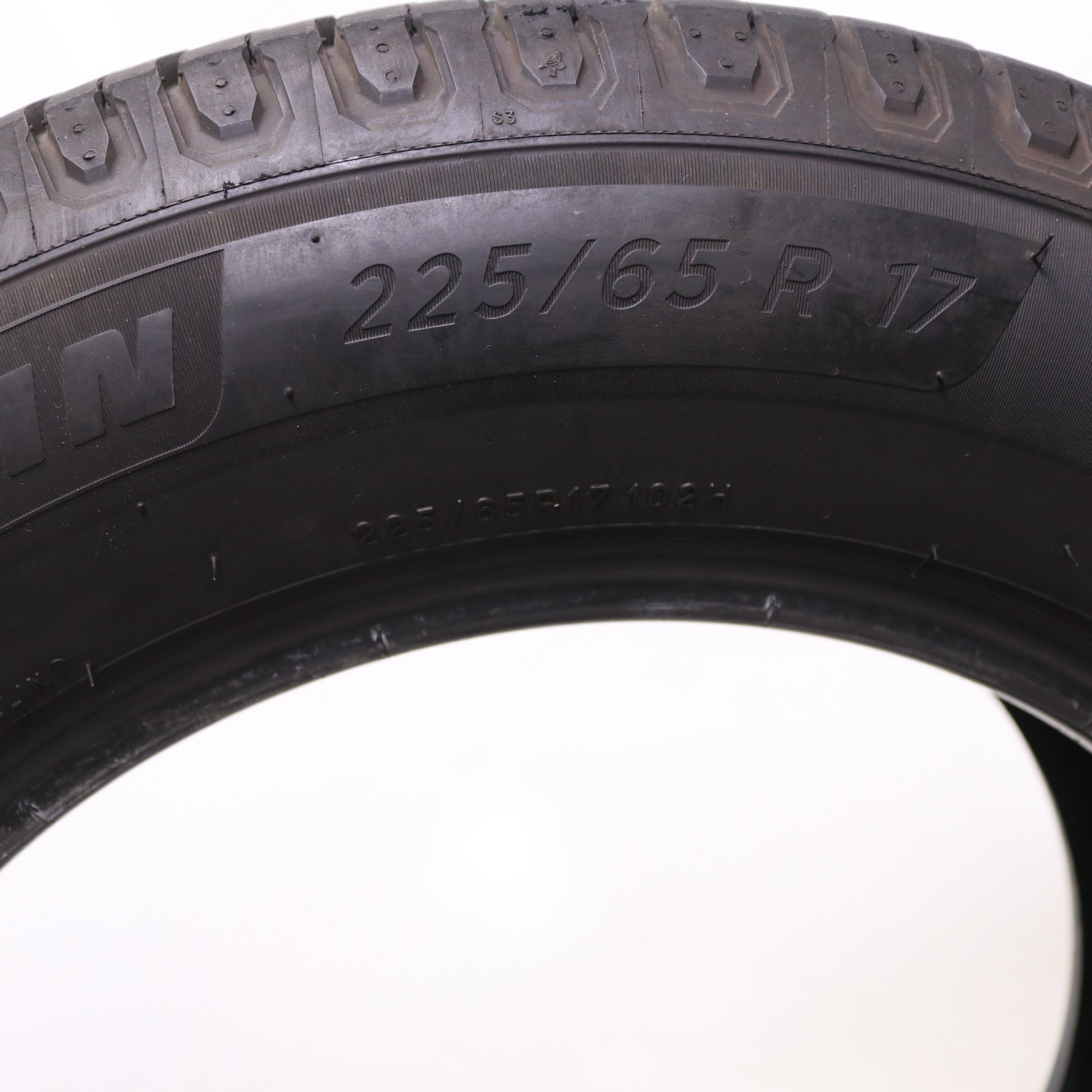 Set of 4 Used 225/65R17 Michelin Defender 2 – 102H – 9.5-10.5/32