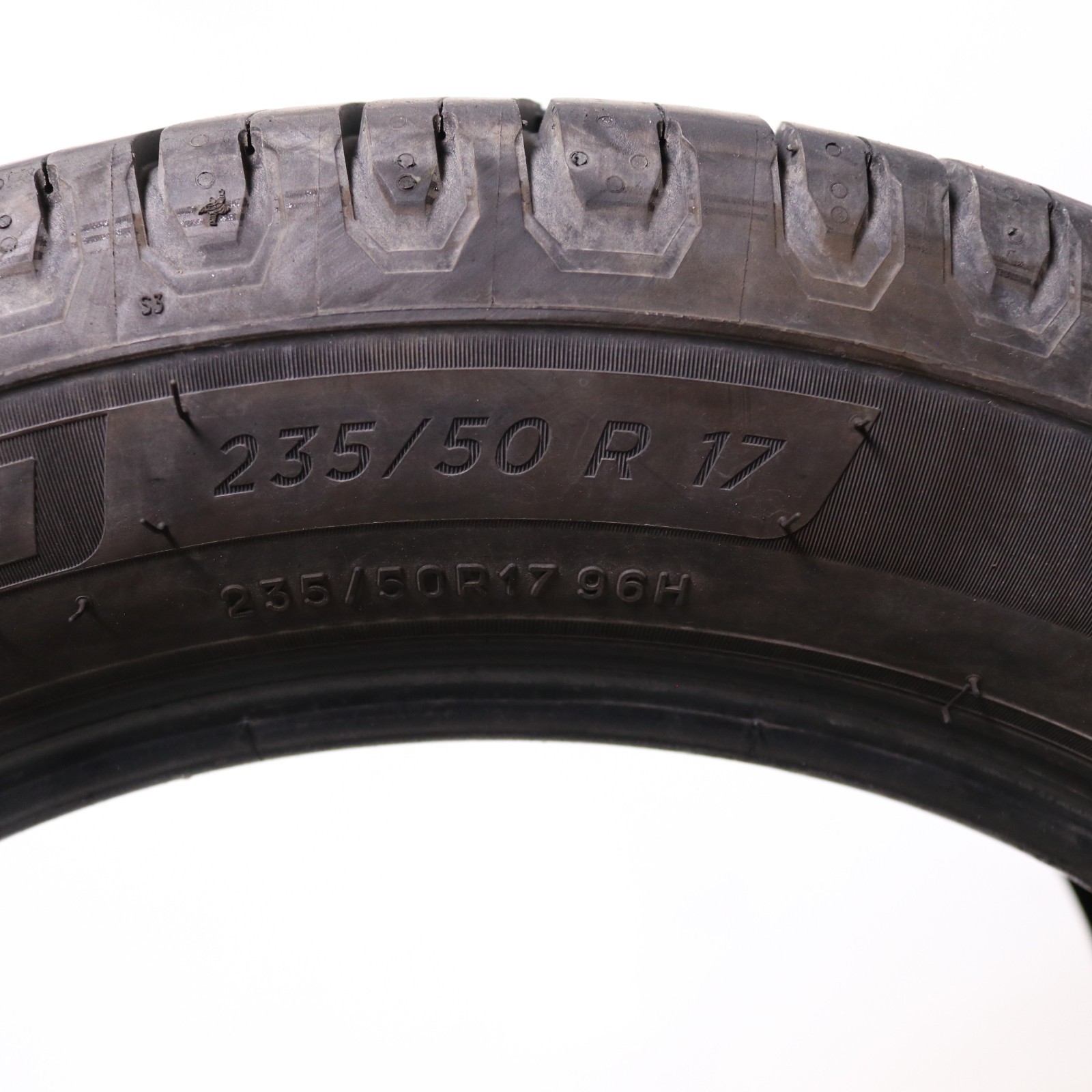 Set of 2 Used 235/50R17 Michelin Defender 2 – 96H – 9-10/32